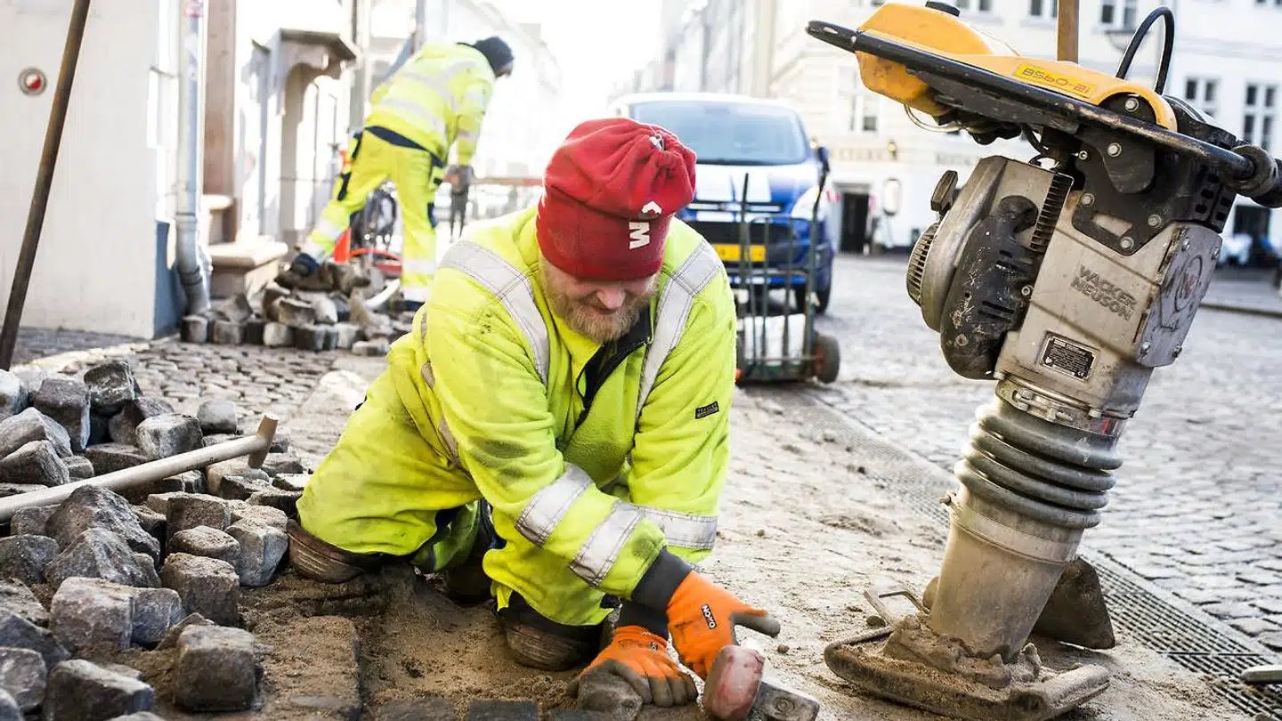 Byggeriet har klaret sig fint her under coronakrisen, og generelt er ledigheden dykket ganske pænt siden slutningen af juli. Men en ny analyse fra Dansk Arbejdsgiverforening viser, at sensommerens dyk i ledigheden snyder.