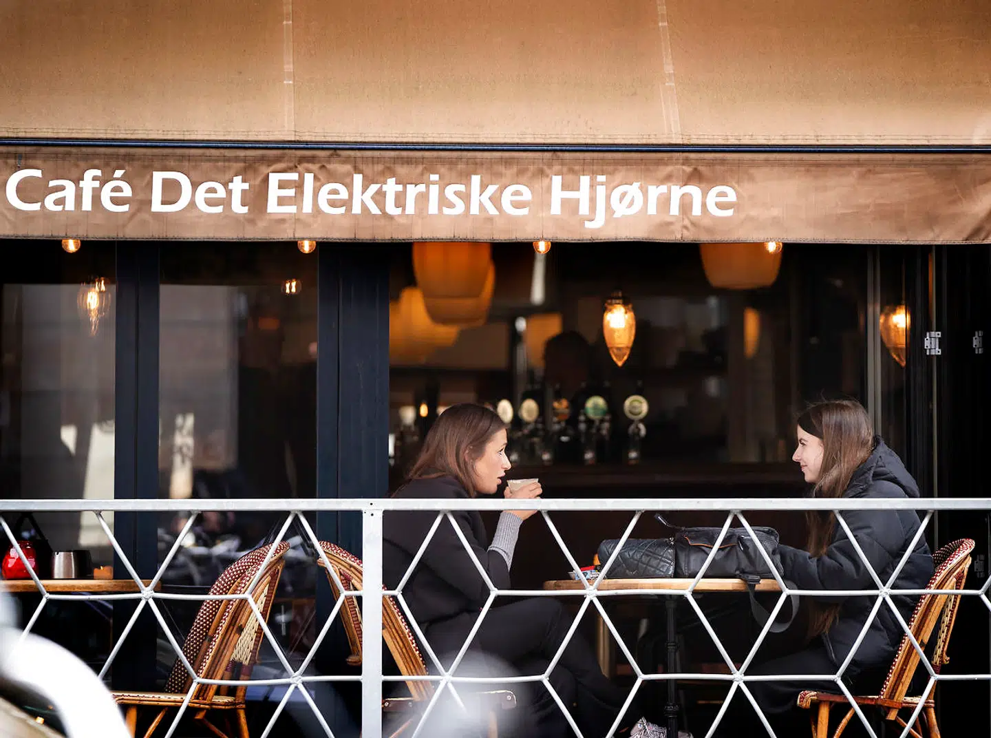 Café Det Elektriske Hjørne i København er et af de steder, der fremover skal lukke klokken 22 som følge af regeringens restriktioner.