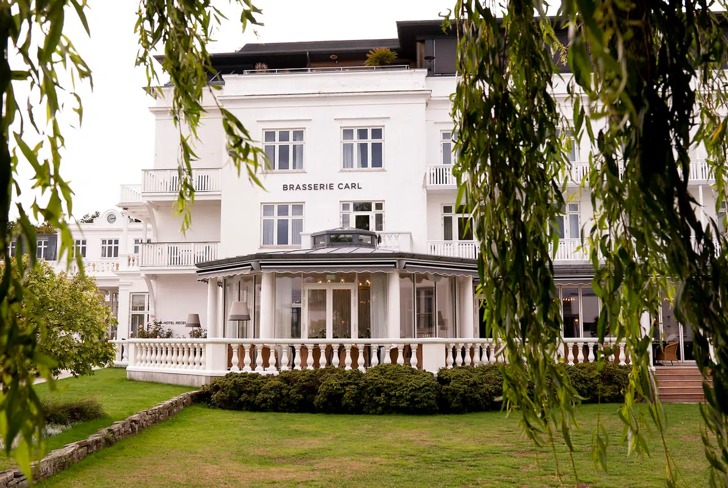 Brasserie Carl er en hyldest til Kurhotel Skodsborgs grundlægger, lægen Carl Ottosen.