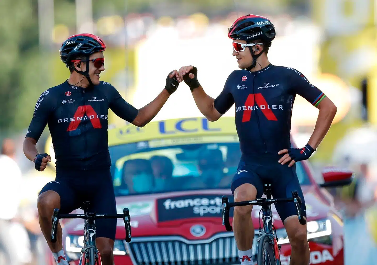 Michal Kwiatkowski (th.) og Richard Carapaz sørgede torsdag for glæde på Ineos med etapesejr og bjergtrøje.