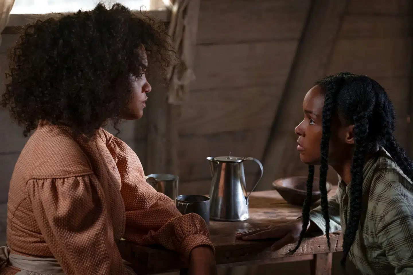 Sangerinden og skuespilleren Janelle Monáe (th.) er en af tidens mest interessante stjerner, men hun kan ikke redde et bøvet manuskript. Foto: Nordisk film