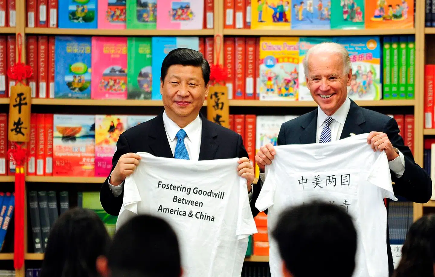 USAs daværende vicepræsident, Joe Biden, ses her med Xi Jinping, da denne også var vicepræsident og på besøg i Los Angeles 17. februar 2012. De står med T-shirts, som de har fået fra en skole i området.
