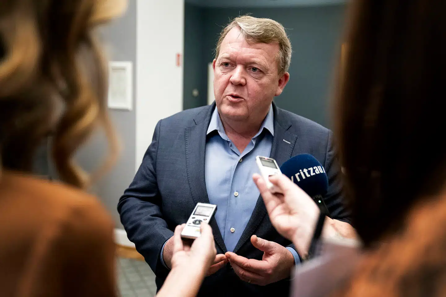 »Hun må vælge side,« lyder det fra tidligere statsminister Lars Løkke Rasmussen (V) om statsminister Mette Frederiksen (S).