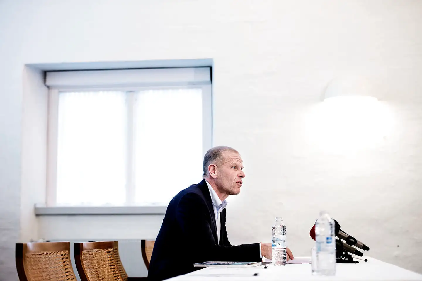 Lars Findsen, chef for Forsvarets Efterretningstjeneste, er fritaget fra tjeneste som konsekvens af den verserende sag.