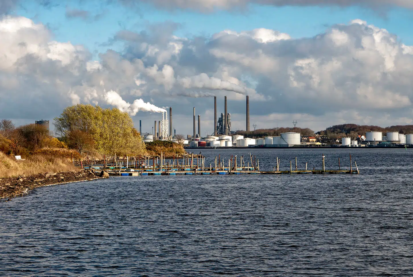 Selv om Aalborg Porland ligger i næsten idyliske omgivelser ved Limfjorden ved Aalborg, er virksomheden landets største udleder af CO2. Det skal der laves om på med en ny samarbejdsaftale med regeringen.