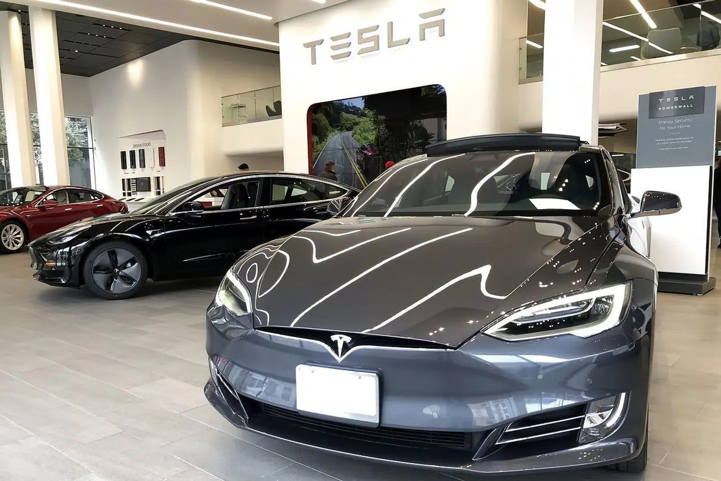 »El-bil-rapporten påpeger imidlertid et andet pinagtigt dilemma: Uanset mixet mellem el-biler og fossile biler er der udsigt til 3,3 millioner biler i Danmark. Det svarer til, at vi alle kan køre i bil samtidig, selv om der kun i godt halvdelen af bilerne, bare er en enkelt passager udover bilens fører,« skriver Mogens Lykketoft.