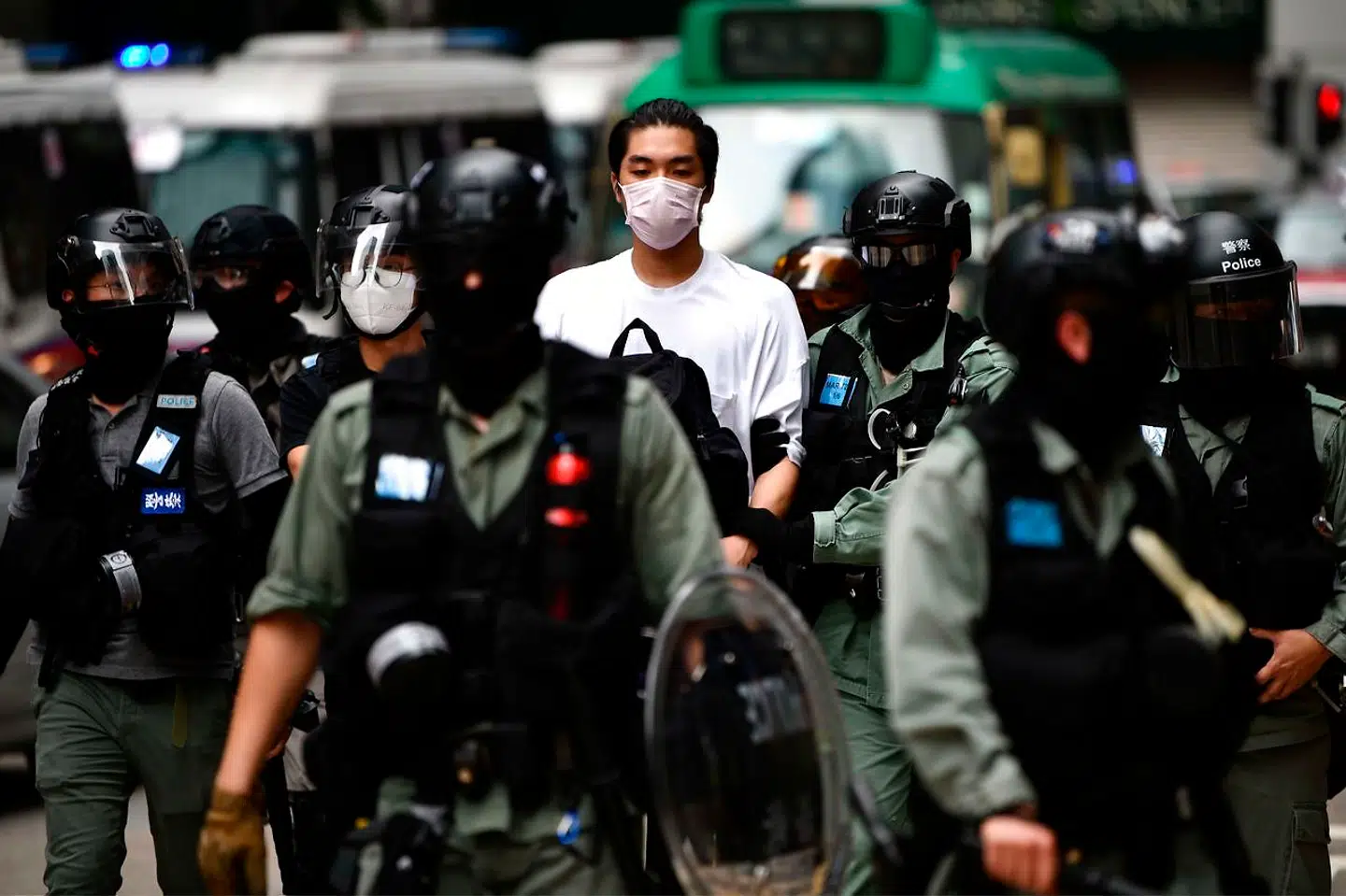 »Vi har alle fulgt Kinas hårdhændede fremfærd i Hongkong særligt med introduktionen af den nationale sikkerhedslov. Den er i modstrid med frihedsrettigheder og respekten for den enkeltes retssikkerhed. Vi har mødt de demonstrerende unge fra byen. Vi deler deres trang til frihed,« skriver forfatterne bag kommentaren.