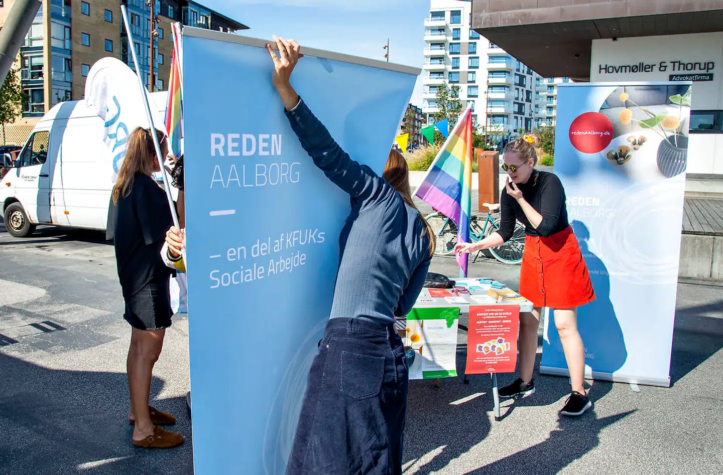 »(...) aktørerne i civilsamfundet er ikke politiske. De vil ikke overtage magten, for det kan et civilsamfund ikke, for det er ikke et fællesskab, men består af frie individer,« skriver Hans Hauge.