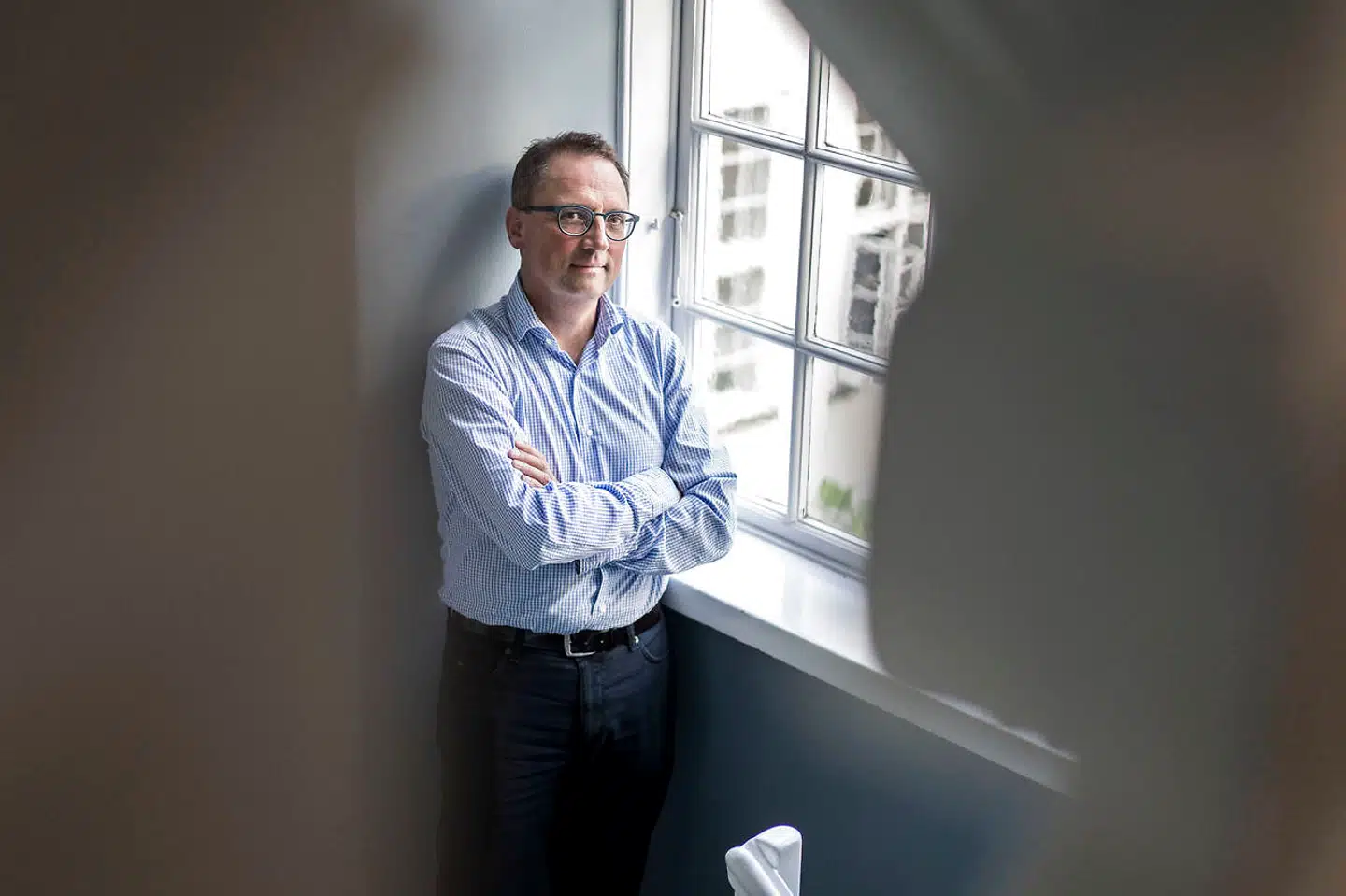 »Ved at lade de multinationale koncerner svinge taktstokken, mister vi noget værdifuldt. Noget, som har at gøre med vores frihed og vores ret til at ytre os, som vi vil. Det er nemlig sådan, et åbent samfund fungerer. Fremskridt og nye erkendelser sker ofte ved at overskride det konventionelle, hvad vi jo udmærket godt ved her i Klods Hans’ fædreland,« skriver Morten Hesseldahl, Gyldendals direktør.
