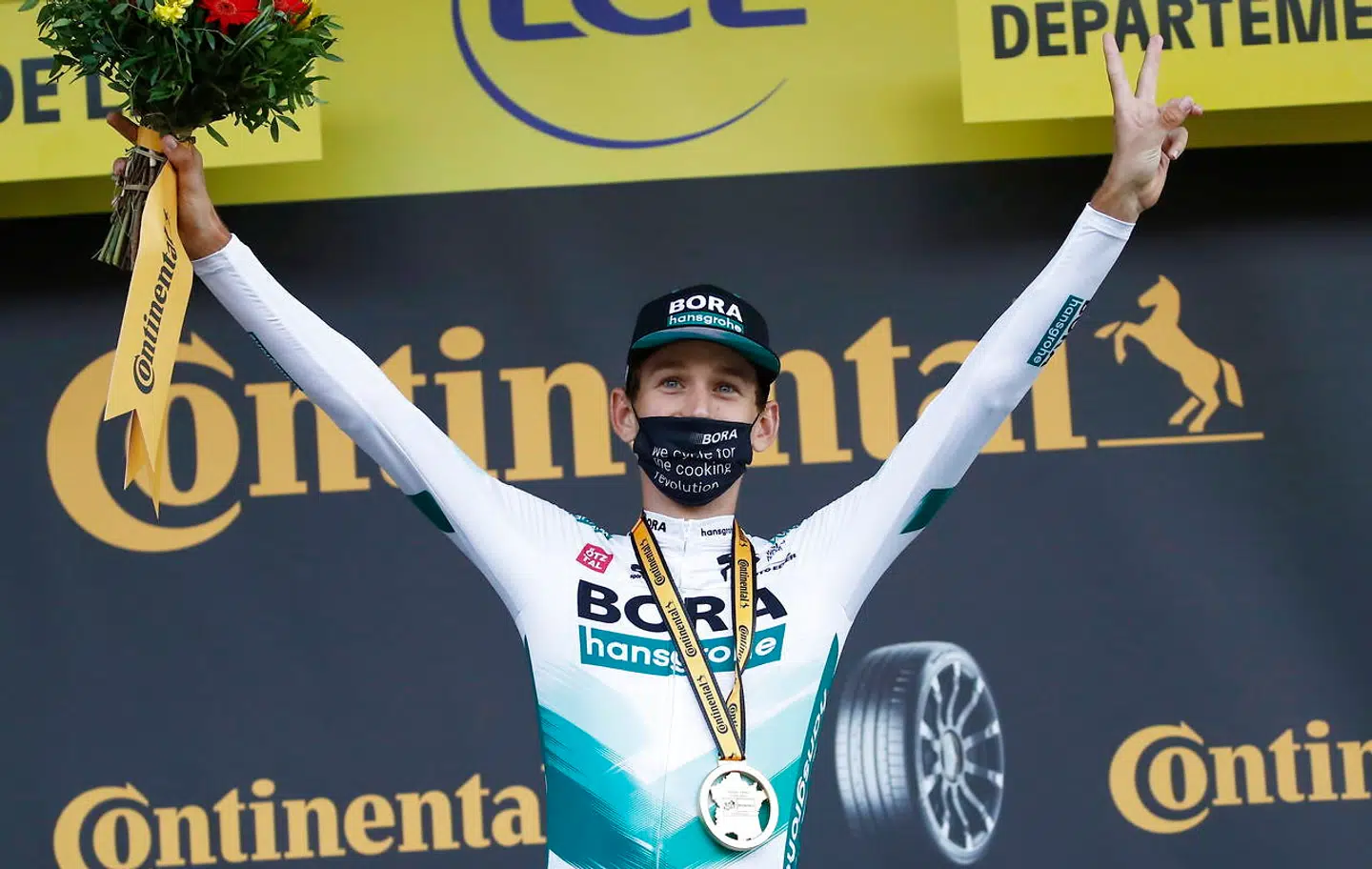 Lennard Kämna (Bora) fejrer sin sejr efter dagens 16. etape.