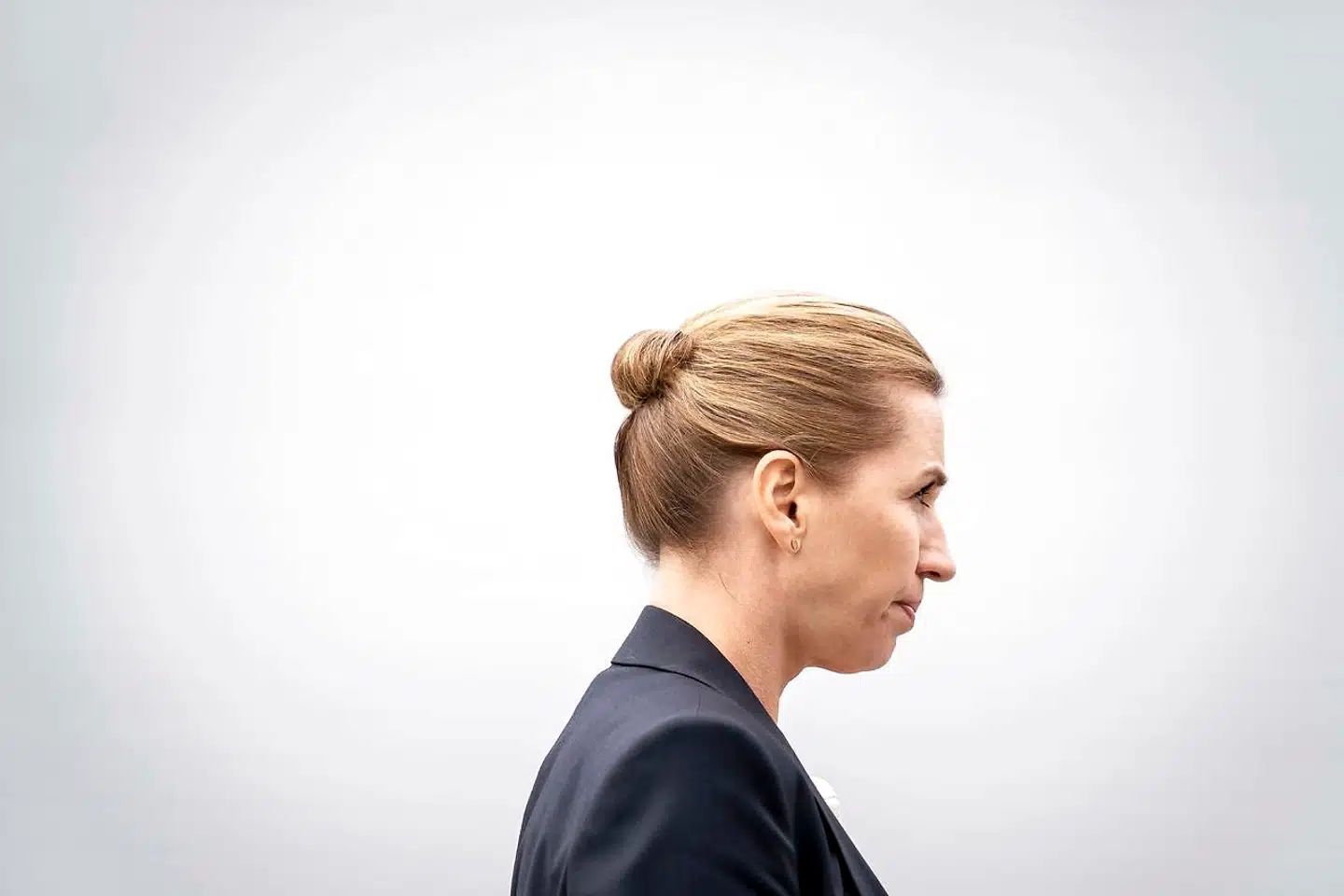 Statsminister Mette Frederiksen (S) holder tale til danske soldater på Tapa Army Base i Estland, fredag 11. september 2020. Nu står hendes regering bag yderligere restriktioner i Danmark på grund af covid-19.