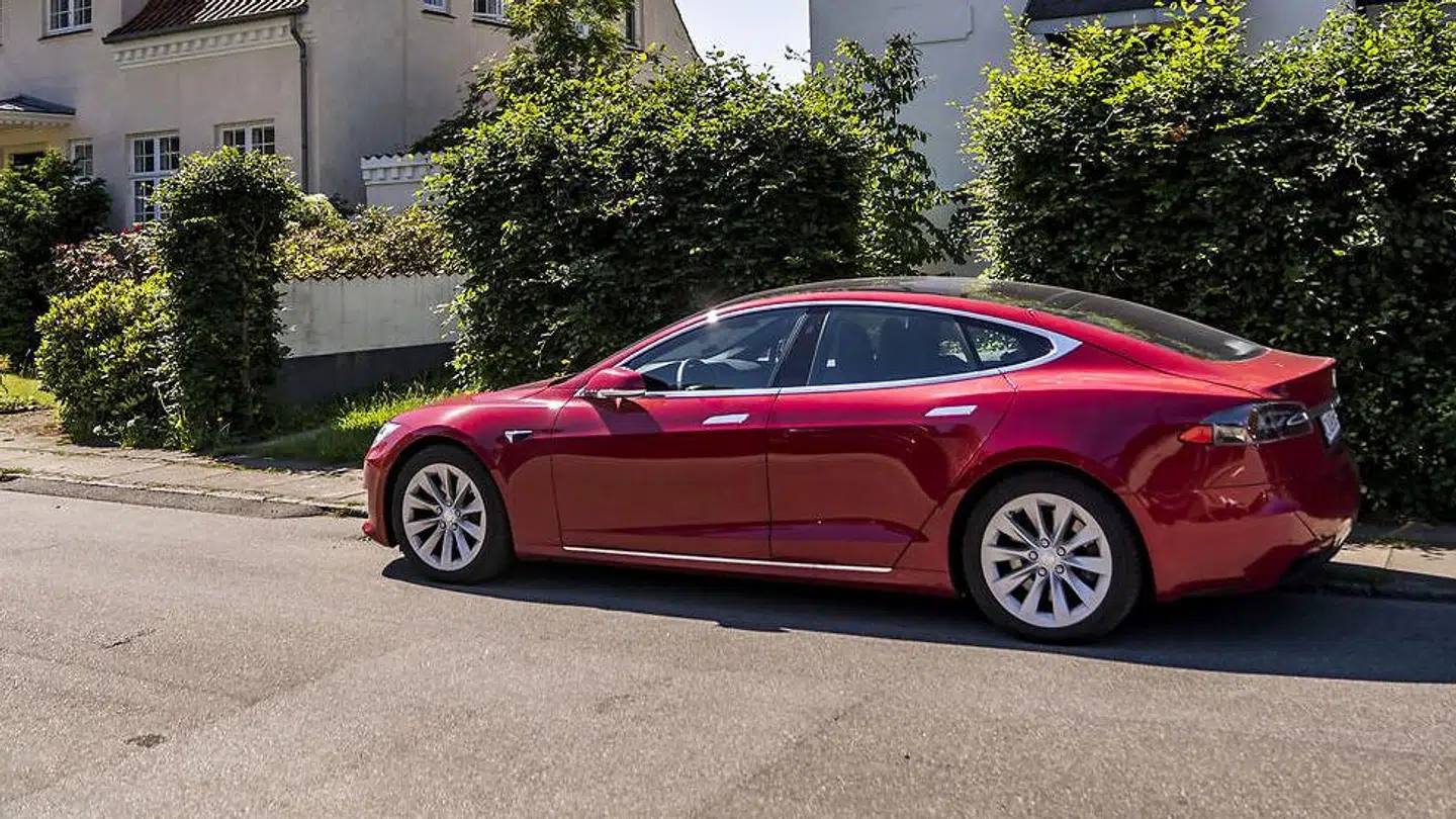 Især de mest klimavenlige firmabiler står til at give deres brugere en skattestigning på grund af nye regler for leasingbiler. Arkivfoto af Tesla: Thomas Lekfeldt