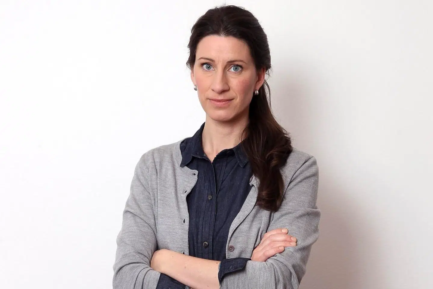 »Når stadig flere områder er blevet forpestet af bandekriminel vold, og de uskyldige ofre kan tælles i hundrededvis, vil efterspørgslen på en hårdfør, højreradikal politik vokse. Så vil Danmark fremstå som et fredeligt og tolerant lille slaraffenland,« mener Susanna Birgerson, politisk kommentator på den svenske avis Expressen.