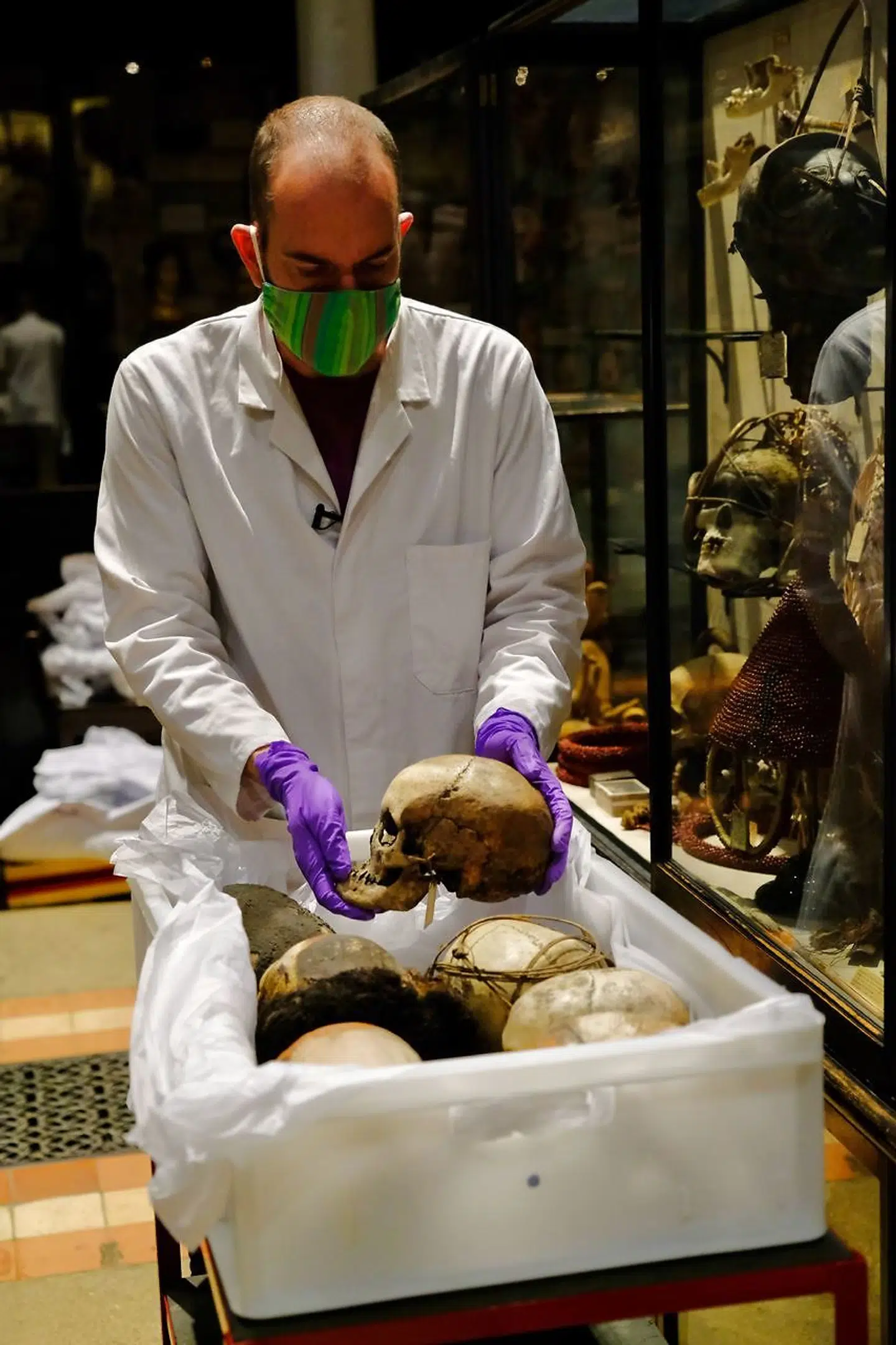 En medarbejder på Pitt Rivers Museum med nogle af de genstande, som fjernes fra museets udstilling.