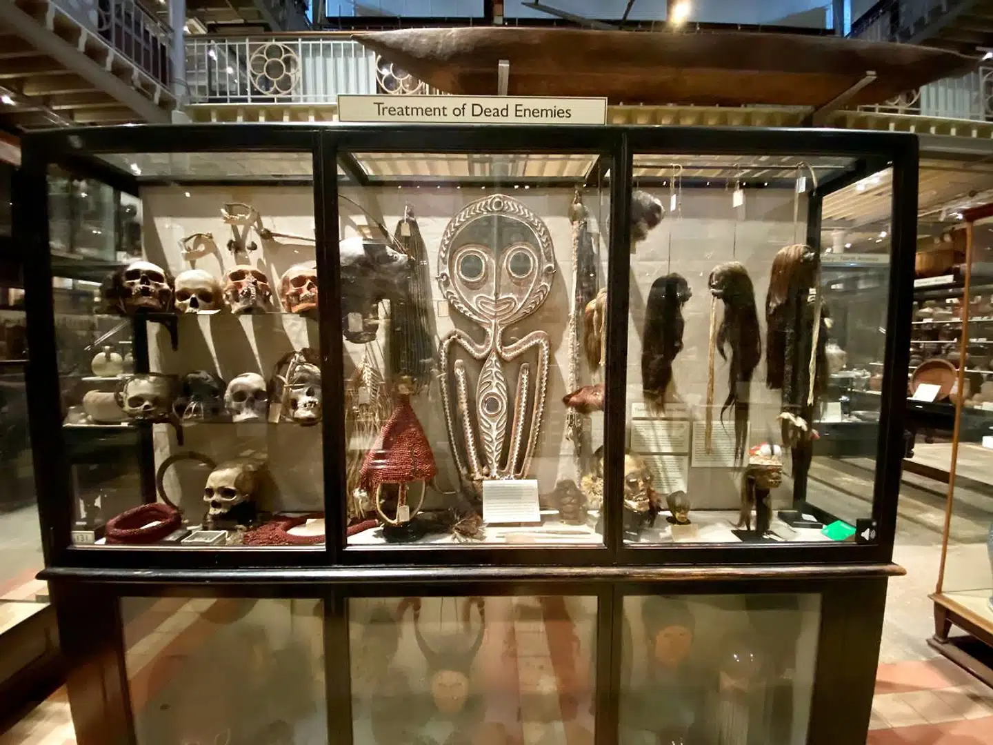 Billede af den gamle udstilling på Pitt Rivers Museum i Oxford. Nu fjernes flere af genstandene.