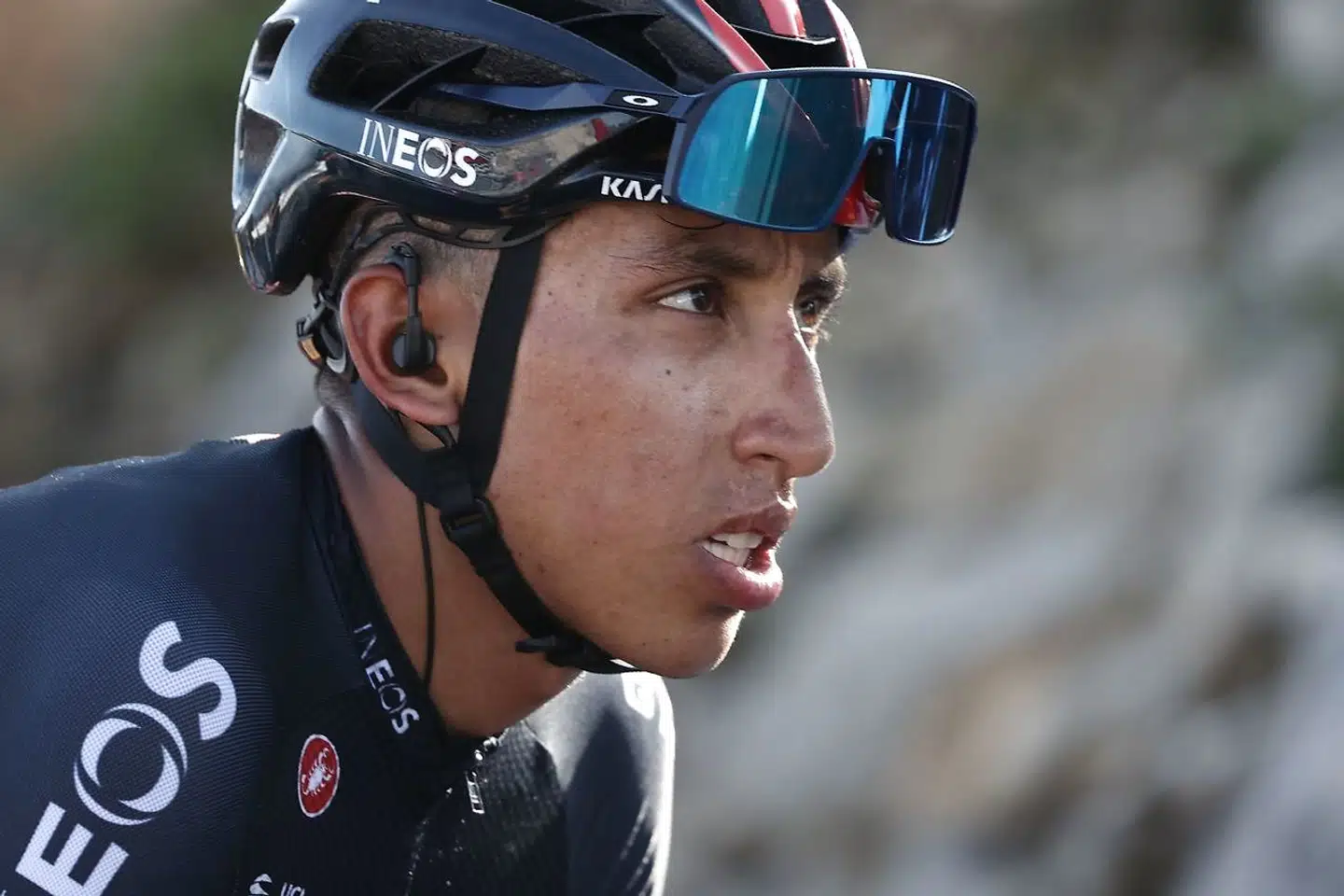 Stærkt lidende måtte den forsvarende Tour de France-mester, Egan Bernal, se sig distanceret, da etapen skulle afgøres søndag. Men Bernals hold, Ineos, giver ikke sin trone som tourkonger fra sig uden kamp.