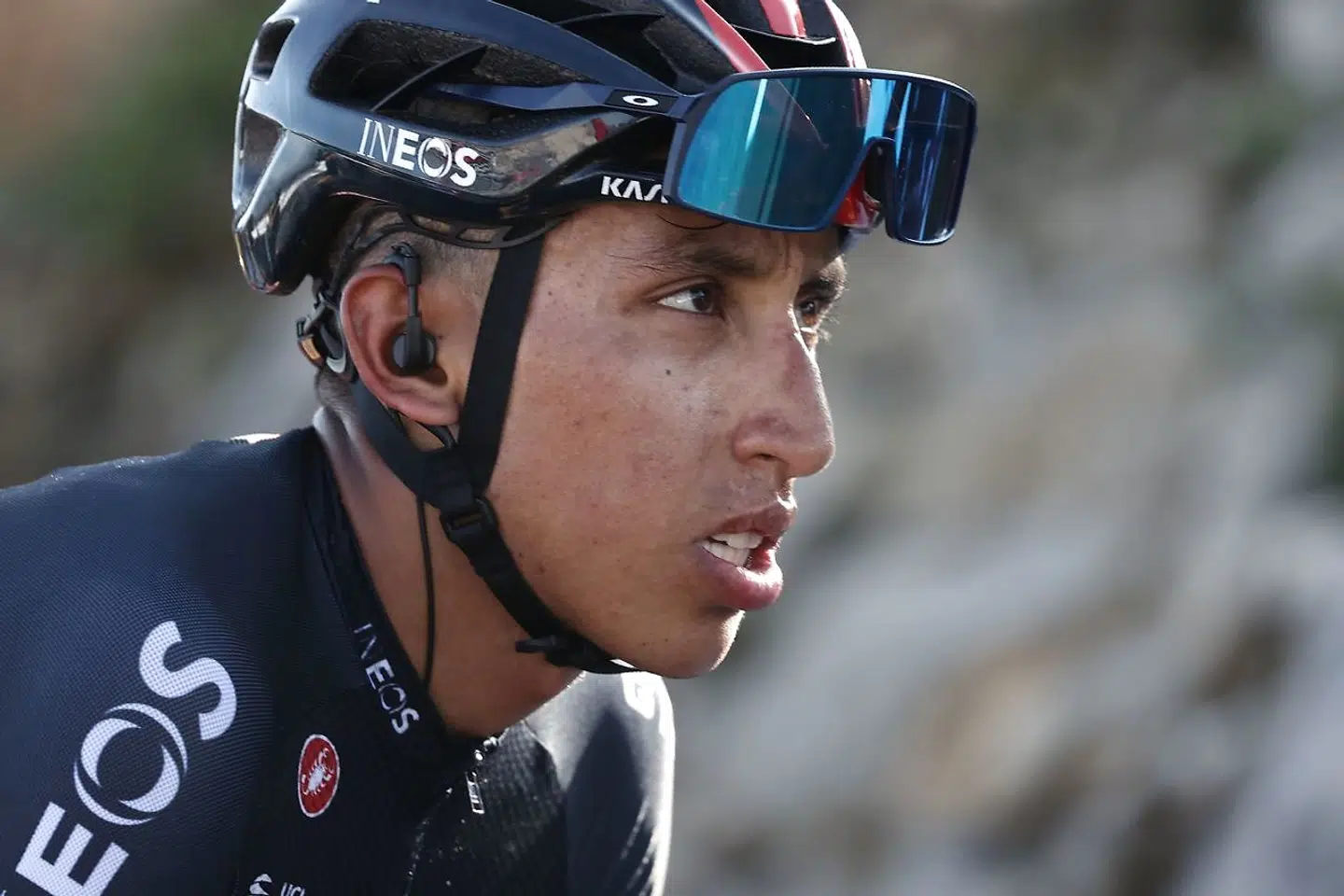 Stærkt lidende måtte den forsvarende Tour de France-mester, Egan Bernal, se sig distanceret, da etapen skulle afgøres søndag. Men Bernals hold, Ineos, giver ikke sin trone som tourkonger fra sig uden kamp.