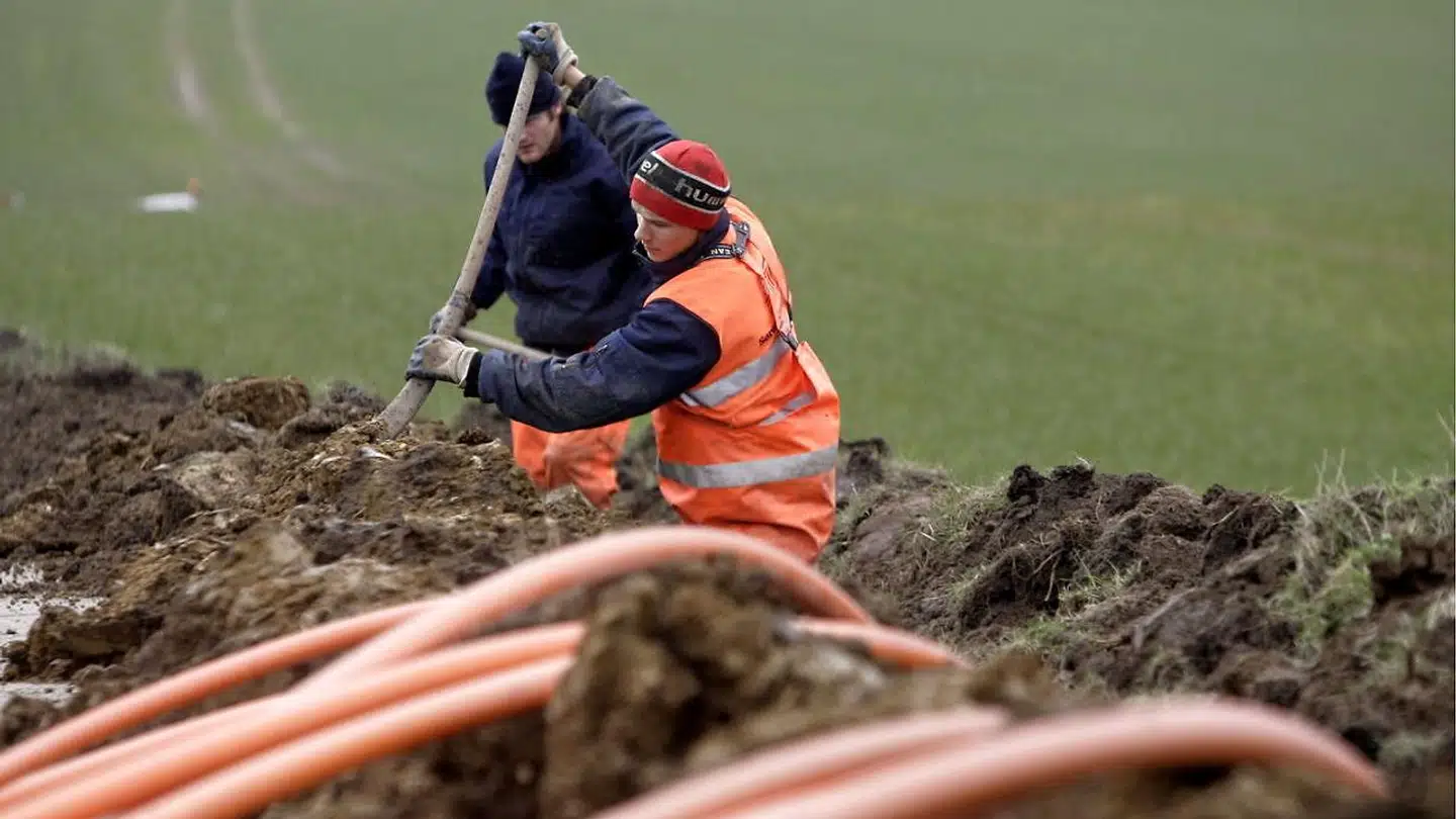 Overalt i landet graves der lynhurtige fiberkabler i jorden for at sikre bedre internetforbindelser. Mange af landets fibernet har dog været monopolområder, hvor kun en enkelt udbyder har tilbudt kunderne adgang. Nu åbnes fibernettene for, at andre leverandører kan sælge deres egne forbindelser: internet, TV og telefoni.
