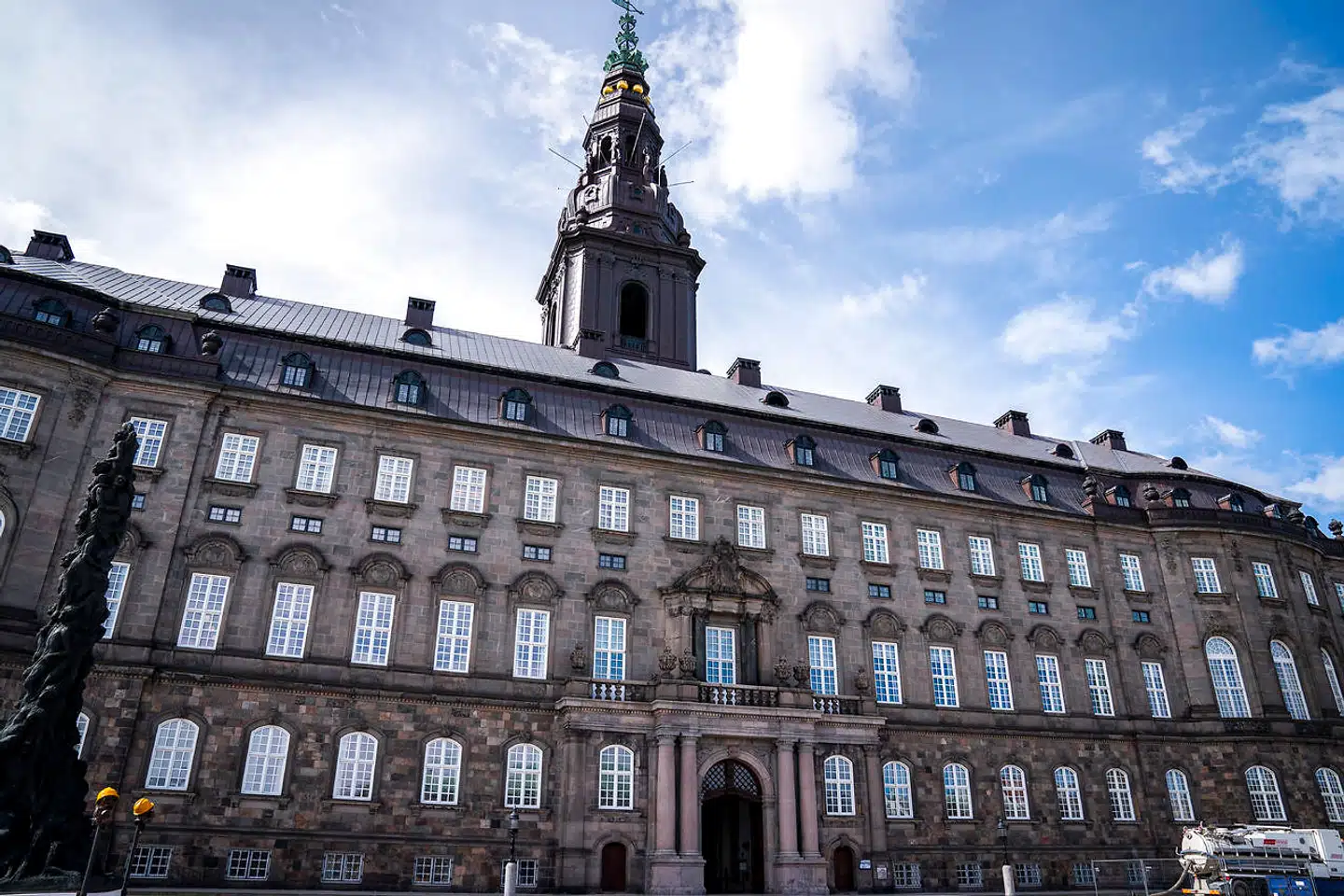 Christiansborg Slotsplads har gennem årtierne lagt fliser til mange vrede protester. I dag gælder protester mod udslip af en meget dødelig virus samt handel med børn.