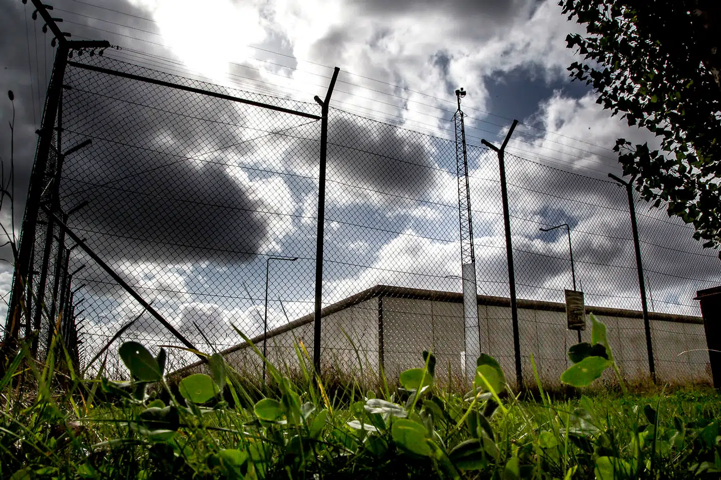»Det er ikke spor morsomt at sidde i fængsel, heller ikke i Herstedvester. Det kan nogle gange løbe mig koldt ned ad ryggen, når jeg forlader stedet, og porten lukker bag mig. Jeg får gåsehud!« siger Thomas Thurah.