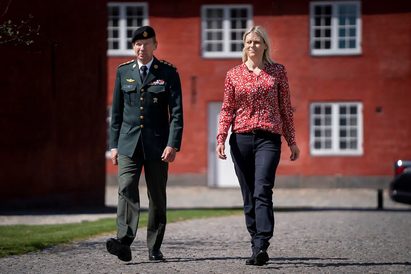 »Det er for tidligt at konkludere noget, men Trine Bramsen har givet usammenhængende svar på, hvor længe hun har været orienteret om sagen,« skriver Pierre Collignon i denne leder om mistanken om ulovlig overvågning af danske statsborgere i Forsvarets Efterretningstjeneste. Her er forsvarsministeren på Kastellet i København sammen med forsvarschef Bjørn Bisserup for at markere 75-årsdagen for befrielsen 5. maj.