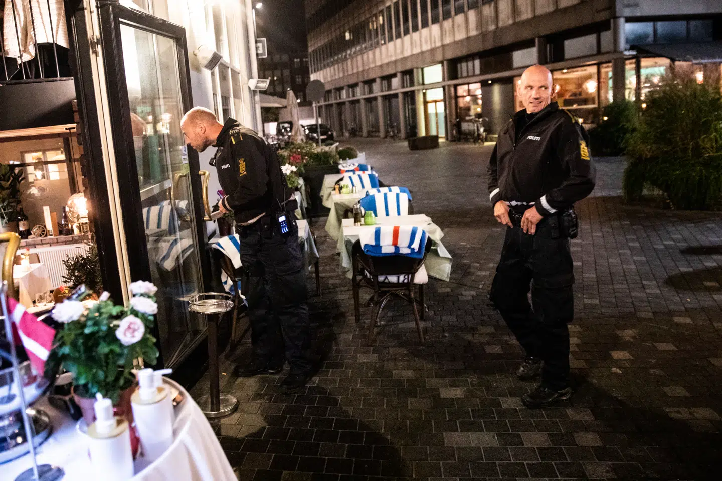 Københavns Politi, der patruljerede lørdag 12. september, oplyser, at københavnerne har været rigtig dårlige til at følge reglerne i denne weekend, når de har festet og brudt forsamlingsforbuddet.