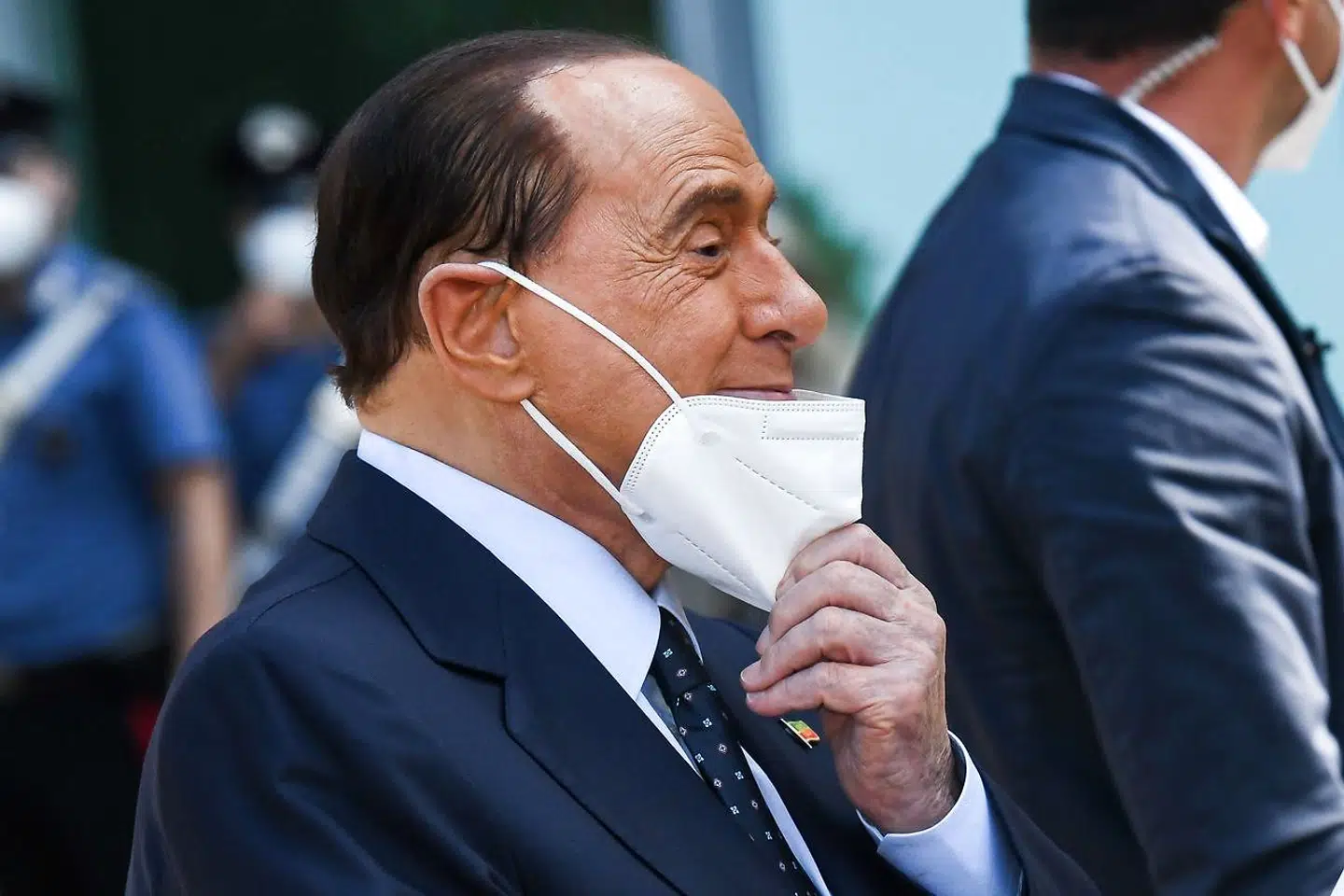 Italiens tidligere premierminister Silvio Berlusconi forlod mandag et hospital i Milano efter at være blevet behandlet for Covid-19.