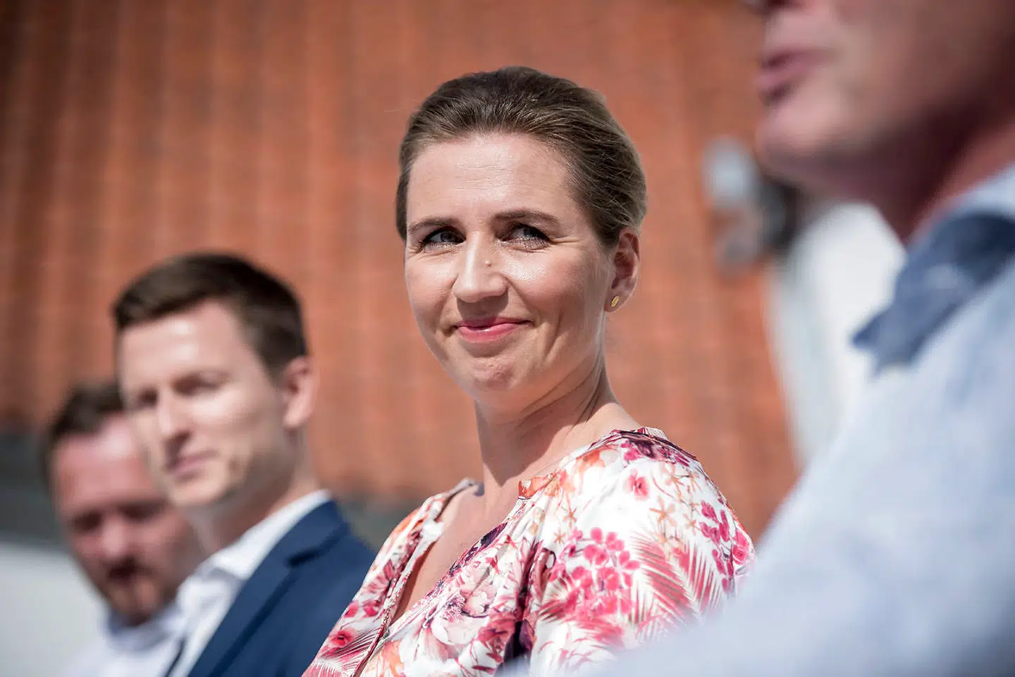 Statsminister Mette Frederiksen (S) kritiseres af en stribe ordførere for at koncentrere den politiske magt i sit eget statsministerium. »Vi har et stærkt politisk lederskab af regeringen,« lyder svaret på kritikken fra Socialdemokratiets politiske ordfører, Jesper Petersen. Her ses han bag statsministeren til Socialdemokratiets sommergruppemøde på Marienborg sidste år.