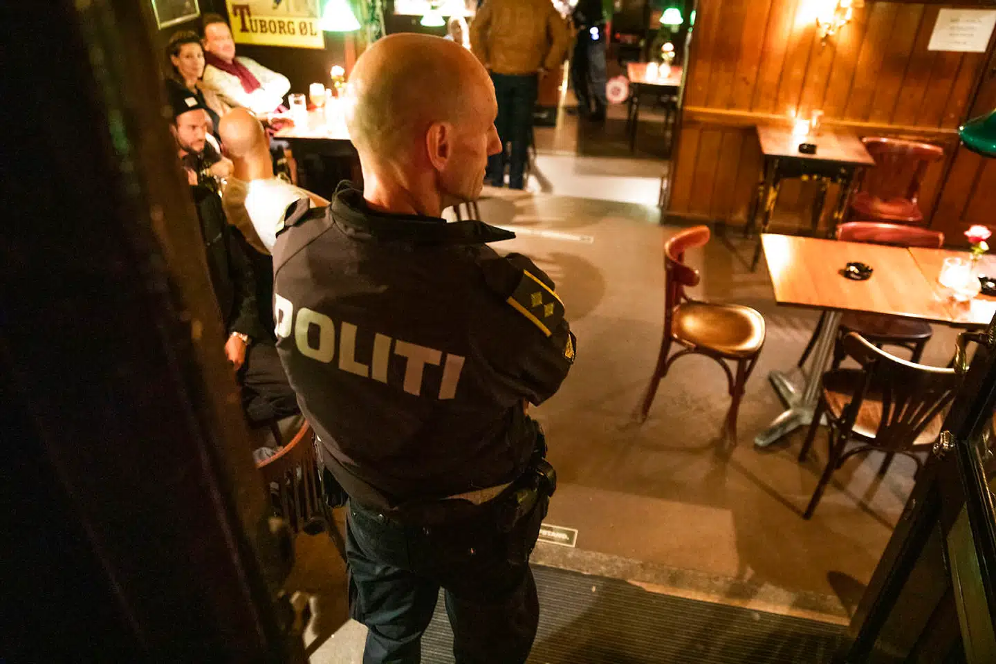 Betjente fra Københavns Politi patruljerer i Indre København, lørdag den 12. september 2020. Ifølge Nils Strandberg Pedersen, der er forhenværende direktør i SSI, vil der med stor sandsynlighed komme flere restriktioner.