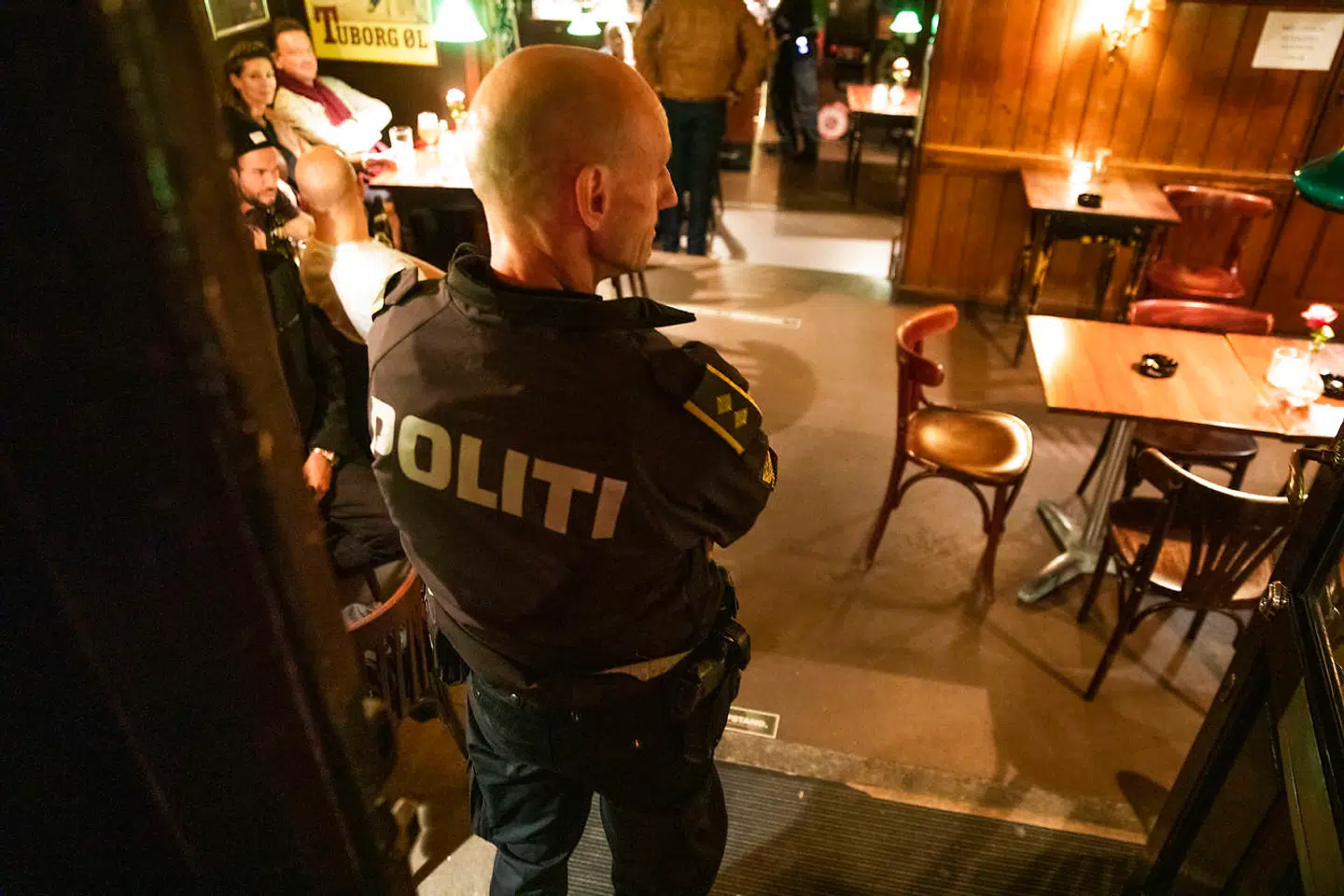 Betjente fra Københavns Politi patruljerer i Indre København, lørdag den 12. september 2020. Ifølge Nils Strandberg Pedersen, der er forhenværende direktør i SSI, vil der med stor sandsynlighed komme flere restriktioner.