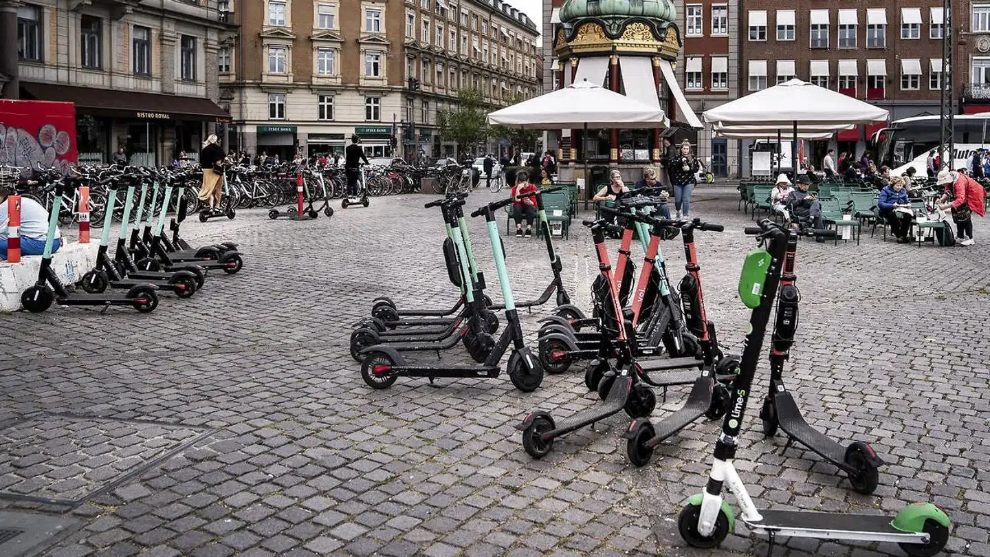Enhedslisten vil hellere bruge pladsen på Københavns cykelstier til cykler end til elløbehjul. Billedet er fra Kongens Nytorv sidste sommer.