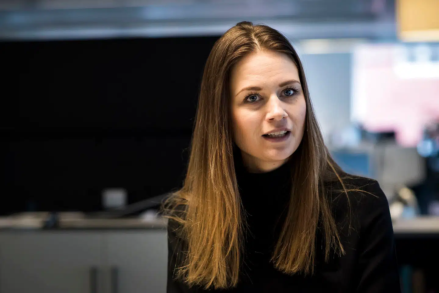 »Vi har haft au pair-ordning i Danmark i snart fem årtier. Trods det er der stadig langt mellem kvinderne på toppen af dansk erhvervsliv,« skriver Susanne Sayers, journalist, i et modsvar til Mette Østergaard, chefredaktør for Berlingske.