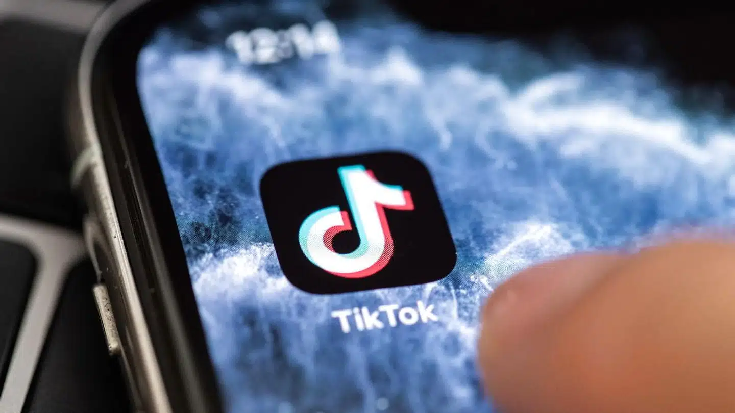 TikTok er på rekordtid blevet populær. Her deler især unge korte videofilm. Men TikTok er kinesisk ejet og er derfor kommet i søgelyset i USA, hvor tjenesten kræves lukket eller solgt.