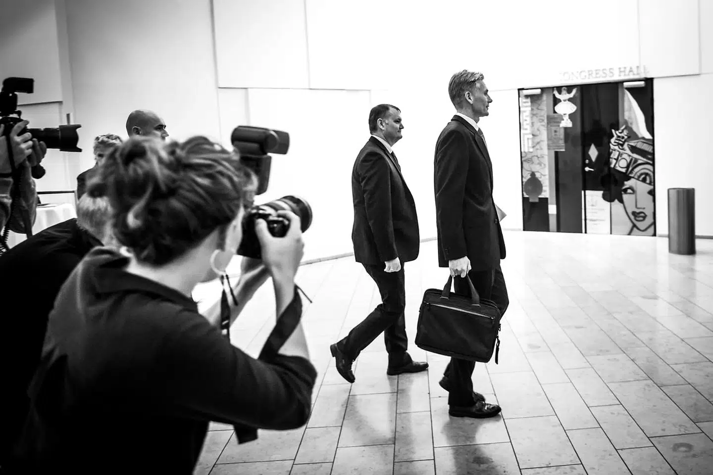 Tidligere CEO i Danske Bank Thomas F. Borgen på vej væk efter pressemøde.