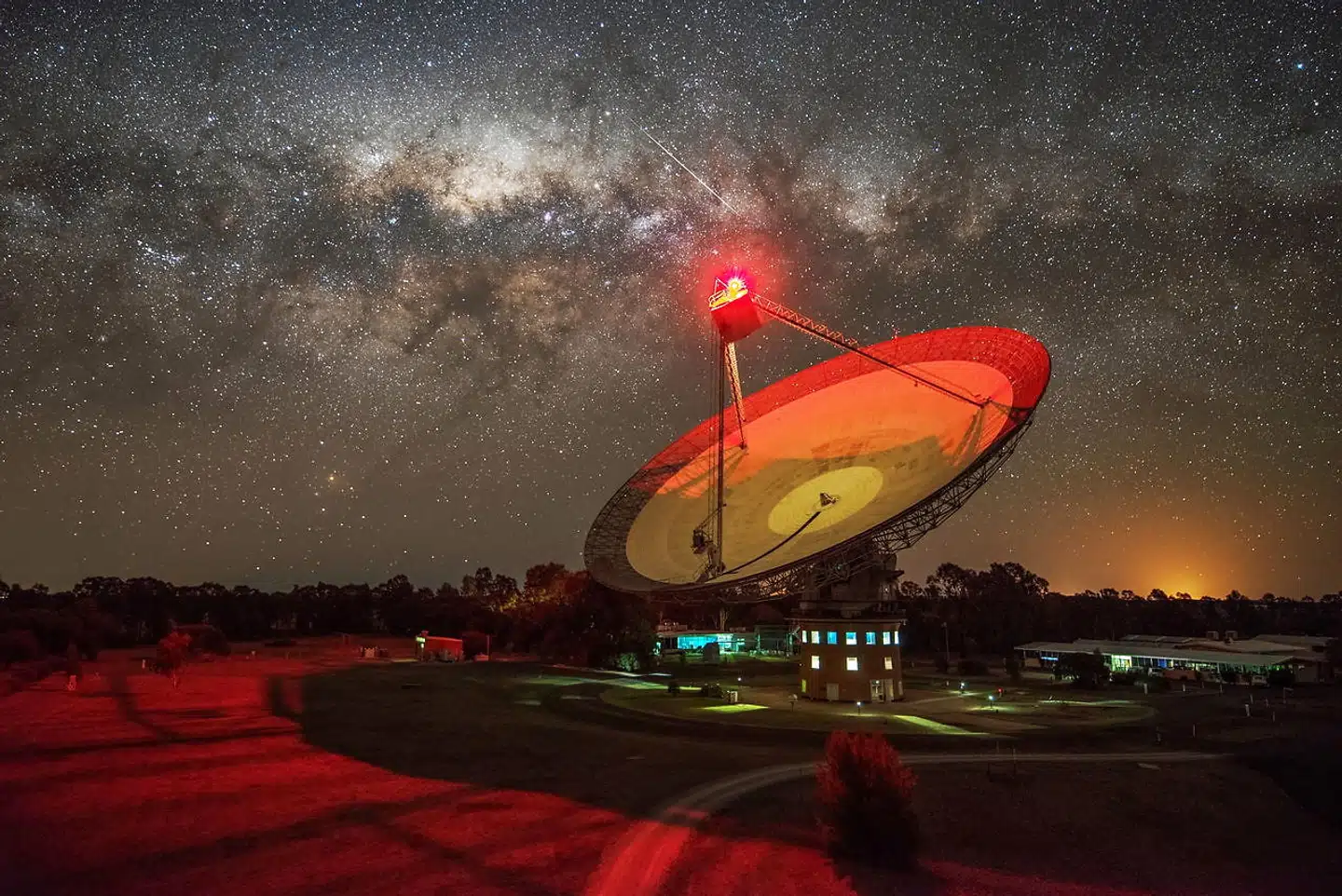 Signalerne fra de to Voyagersonder er næsten uendeligt svage, når de rammer Jorden. Men ved hjælp af bl.a. CSIRO's Parkes-radioteleskopet i Australien er det muligt at opfange signalerne og afkode dem.