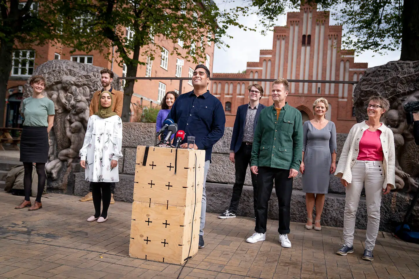 Frie Grønne holder pressemøde på Blågårds Plads. Yderst til højre ses Susanne Zimmer, der i et interview ikke kunne finde ud af, om Pernille Vermund er racist. Den talende er Danmarks kommende svar på Malcolm X, Sikandar Siddique.