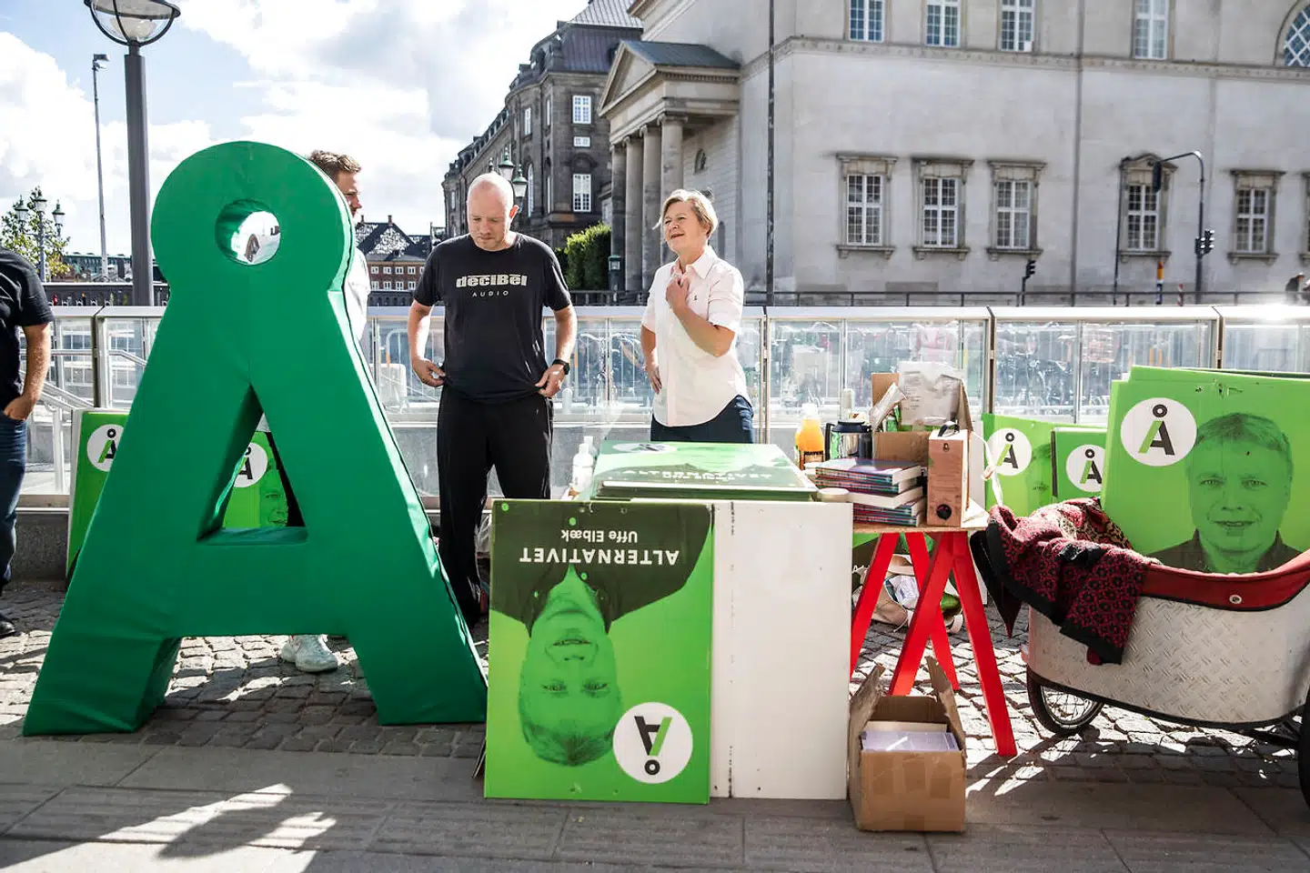 I Alternativet er man ikke bange for at række allerdybest ned i smålighedskassen, når der skal uddeles stikpiller til Uffe Elbæk og hans entourage.