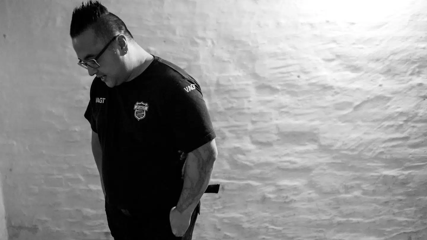 »Der er mange fordomme om vagtarbejde. For eksempel at vi er de samme som de pumpede dørmænd, man møder på diskoteket. Sådan er det jo slet ikke.« For nogle af de beboere, som Mike Pedersen passer på om natten, er de mørke timer tunge og svære at administrere. Her kan det være en god egenskab at kunne lytte.