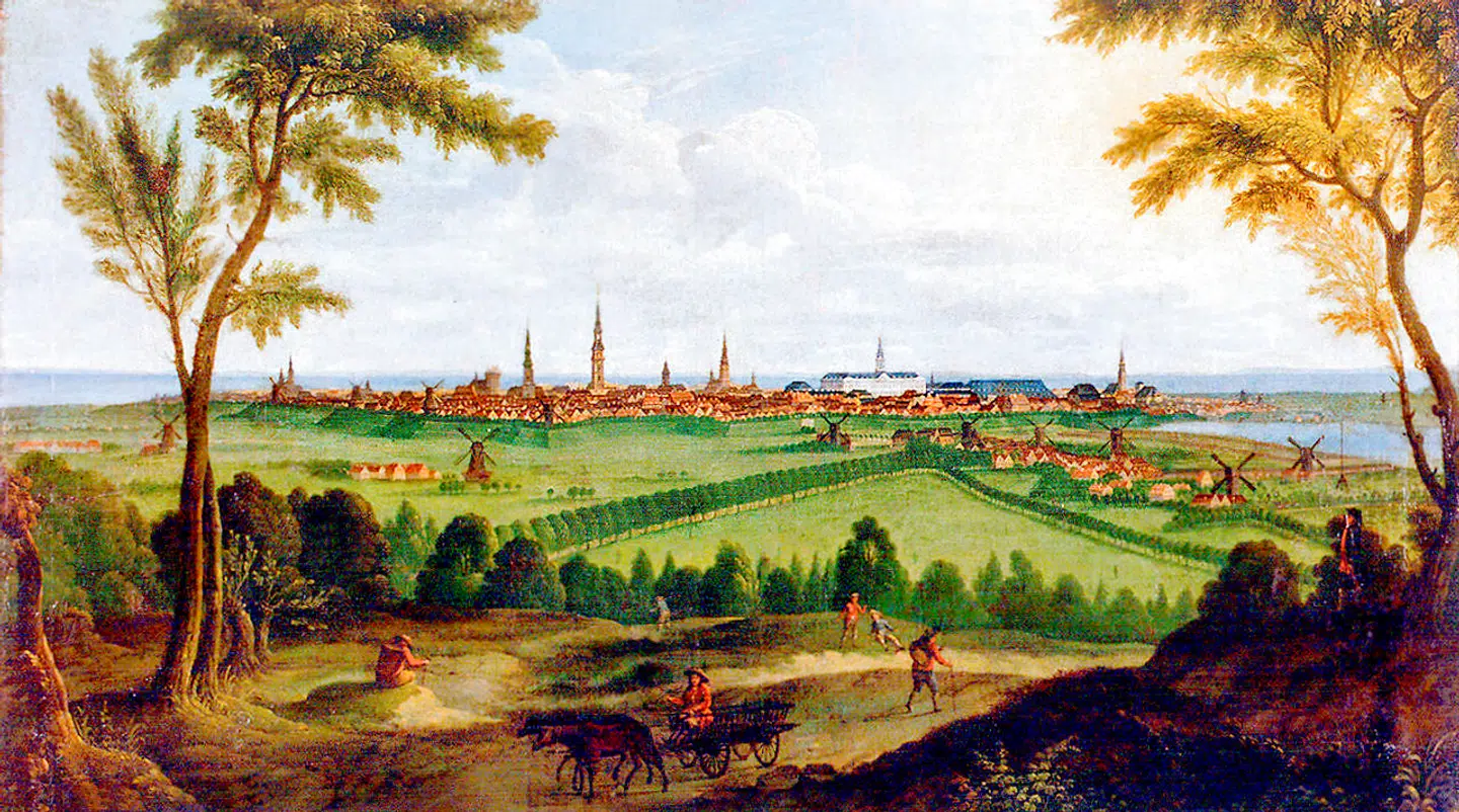 København var i 1770erne en lille by på 80.000 indbyggere inden for snævre porte. Her ses byen fra Valby Bakke, hvor Christiansborg rager godt op. Byen havde et væld af prostituerede, og da Struensee blev væltet af et kup, var første reaktion et stormløb mod mindst 72 bordeller, hvor kvinderne derefter blev krænket. Erotiske emner var ofte oppe at vende i skrifterne, men der udviklede sig aldrig en egentlig pornografi som i f.eks. Frankrig.