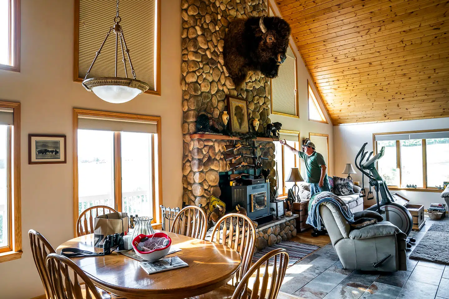 Carl Brasseur har udsigt over engene med sine bisoner fra sit højtliggende stuehus. Over kaminen i hans stue hænger en udstoppet bison, fire rifler og en ørnefjer, som symboliserer hans indianske arv.