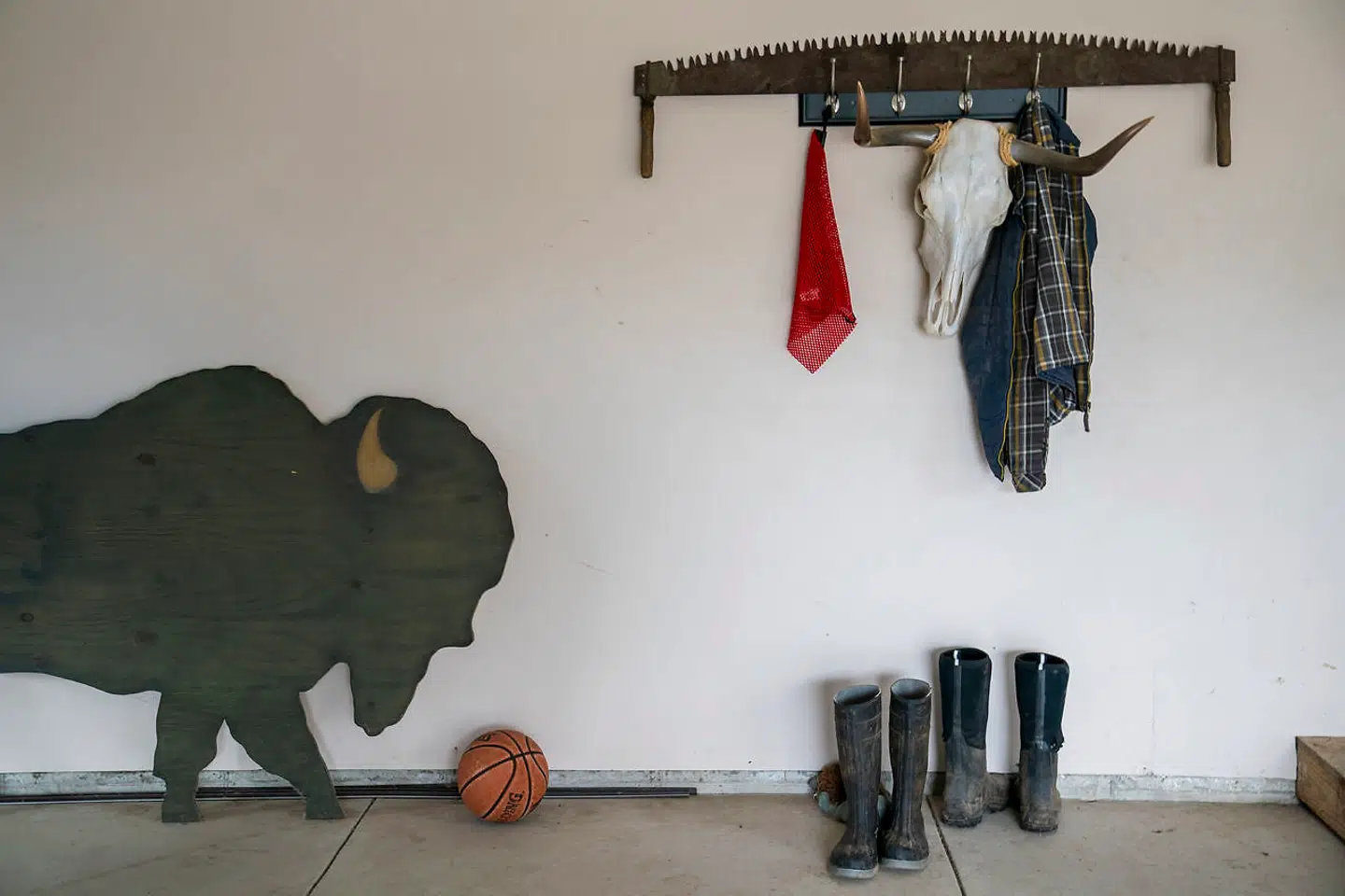 Hele Carl Brasseurs hjem er præget af, at han holder bisoner.