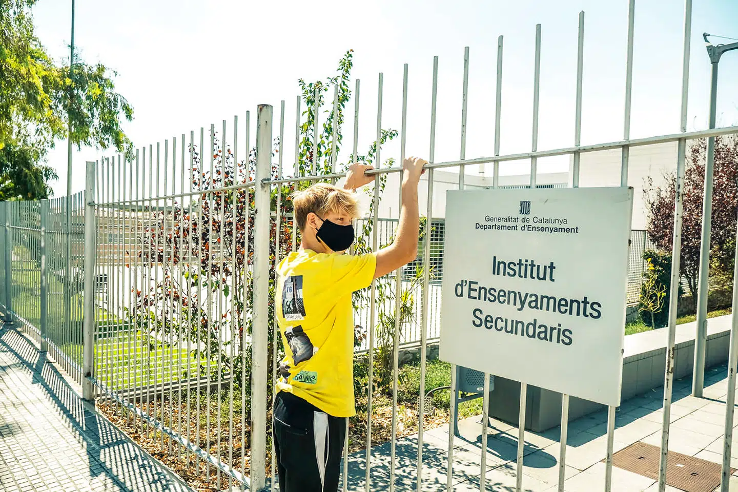 Mandag begynder undervisningen på Institut Públic Joan Ramon Benaprès i Sitges endelig igen, men med strenge forholdsregler. »Klasserne møder på forskellige tidspunkt, vi må ikke samles i grupper i skolegården og vi skal have mundbind på hele tiden.«