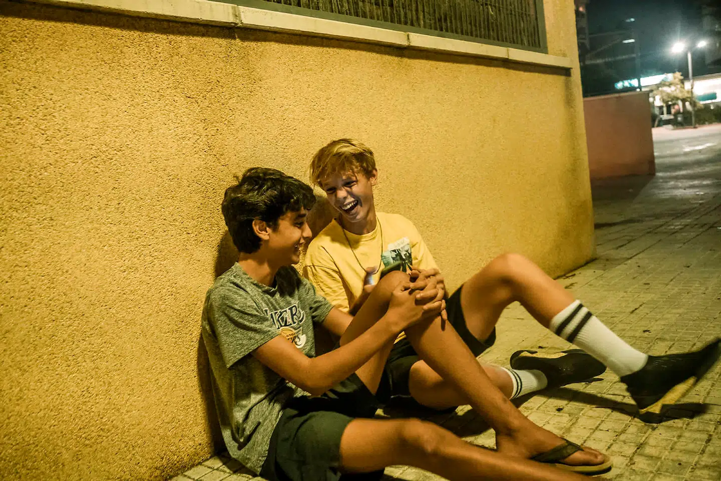 Sofus hygger sig med sin gode ven Beni. Nogle gange samles vennerne i større grupper, hvilket øger risikoen for at sprede smitten. »Det er nok rigtigt, at de unge har skylden for mange af de nye udbrud.«