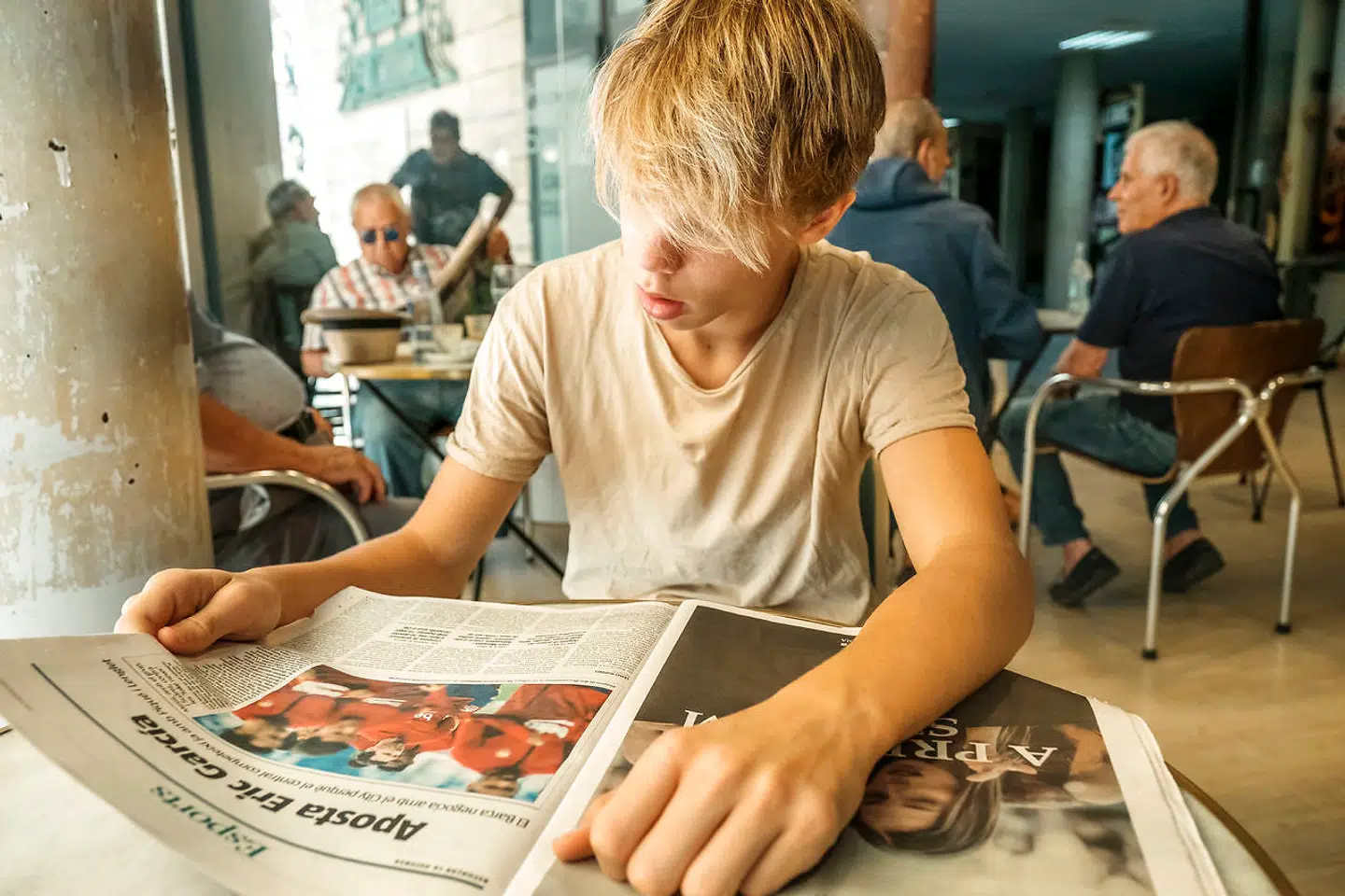 Morgenmad på den lokale bar Retiro med sandwich og avis. Det er især sportssiderne, der studeres, men Sofus følger også med i nyhederne om pandemien. »Jeg tror, at Spanien var rigtig dårligt forberedt, da virussen kom, i hvert fald i sammenligning med Danmark.«