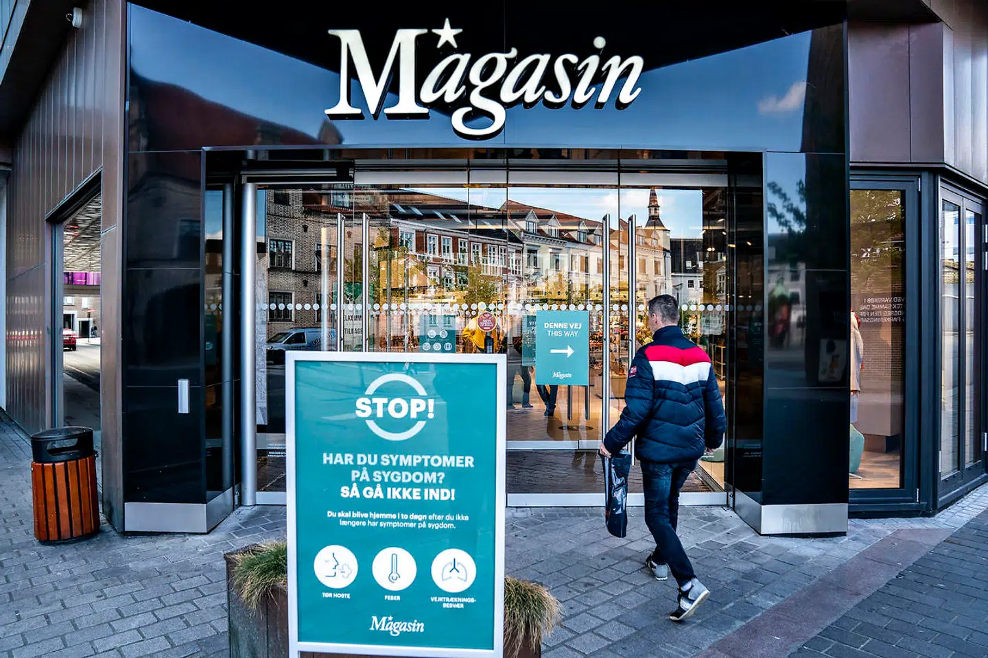 Ifølge den britiske avis The Times er den danske stormagasinkæde Magasin sat til salg.