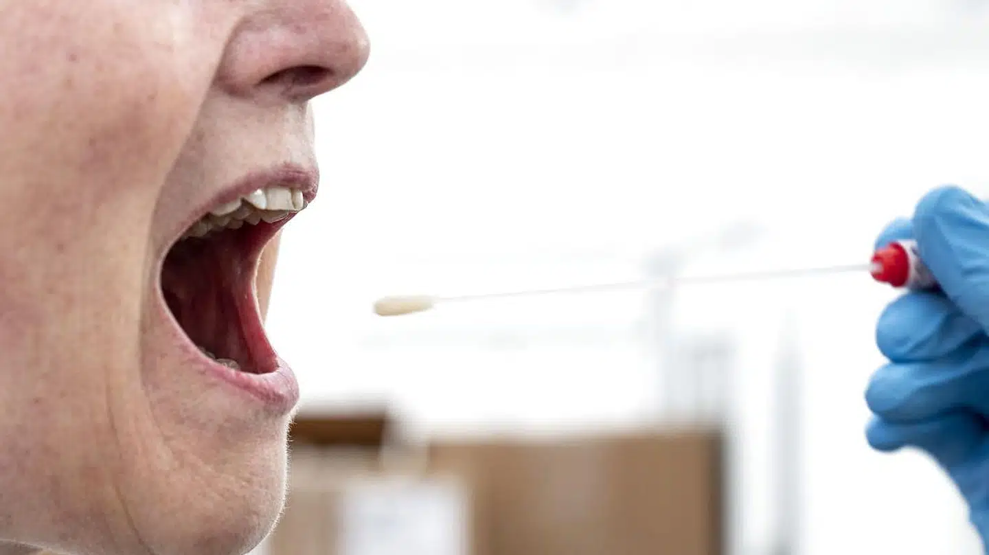 Ikke siden 8. april har en daglig opdatering fra Statens Serum Institut (SSI) vist så mange nye smittetilfælde som den, SSI har offentliggjort lørdag. Billedet viser en coronatest.