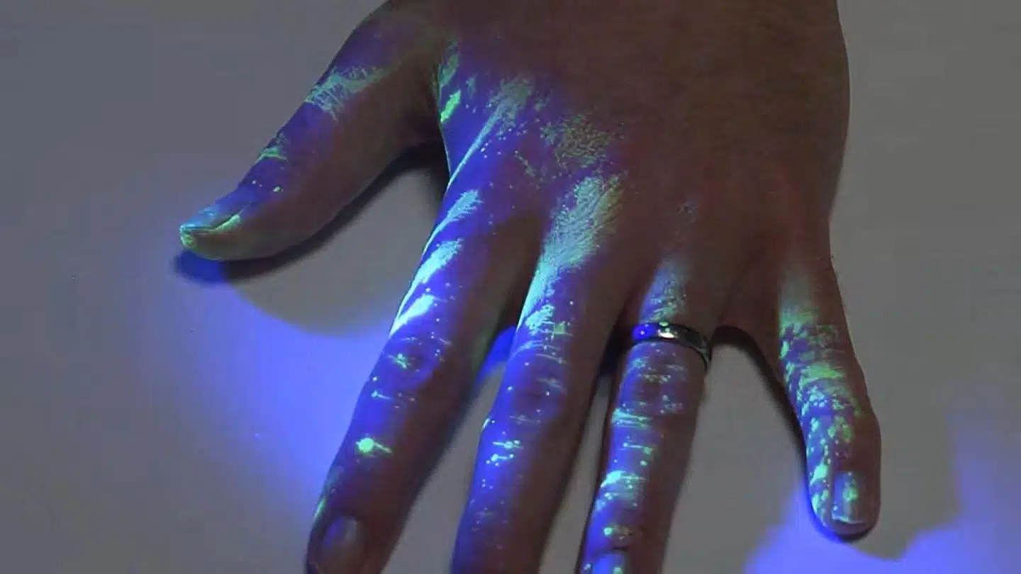 Den særlige væske sprøjtes ud over den, der trænger ind, og er blandet på en måde, så man kan identificere gerningsstedet. Væsken kan ses under ultraviolet lys og bliver siddende på huden i måneder.