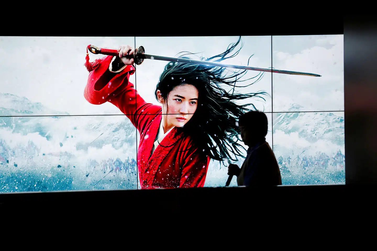 Den nye Mulan-film er en action-filmatisering af animationsfilmen fra 1998 produceret af Walt Disney. Den handler om Hua Mulan, der tager sin aldrende fars sted i den kejserlige hær – forklædt som mand.