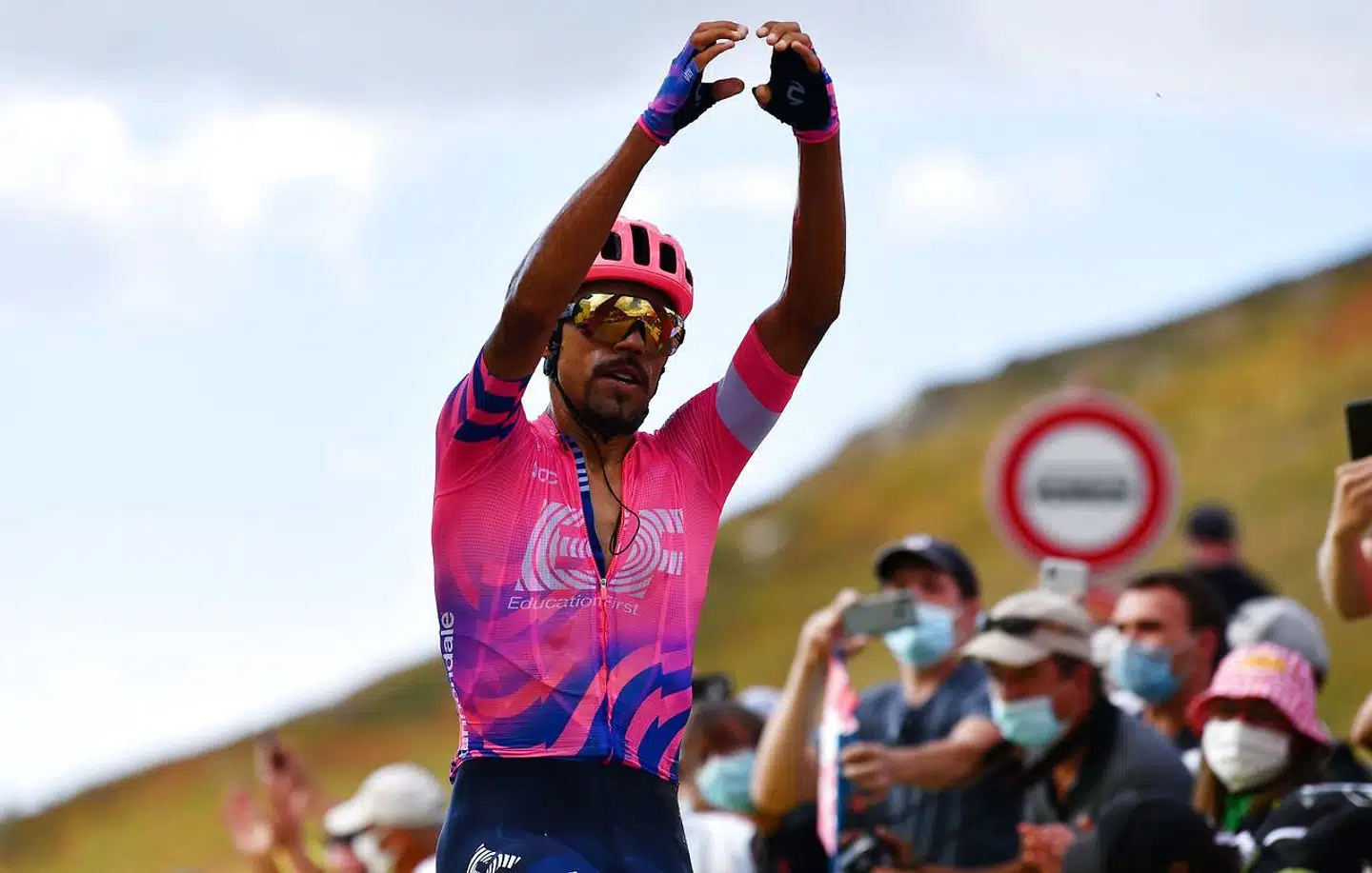 Colombianske Daniel Martínez var suveræn i spurten og sendte hjertehilsner med hænderne, da han fredag vandt 13. etape af Tour de France. Foto: Stuart Franklin/AFP/Ritzau Scanpix
