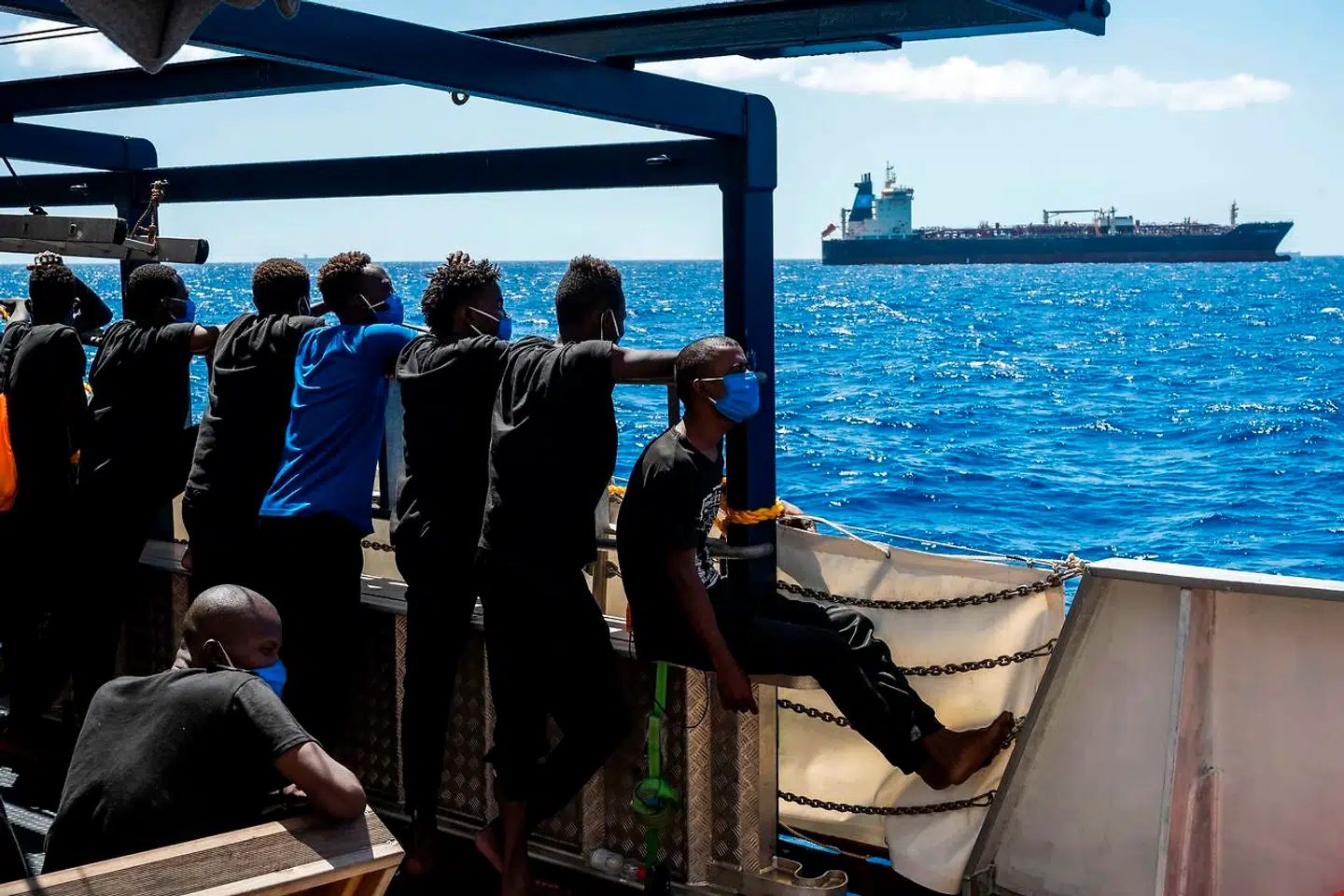 Migranter ombord på Sea-Watch 4. et civilt skib, den 27. august 2020. De kigger på olietankeren Maersk Etienne i horisonten.